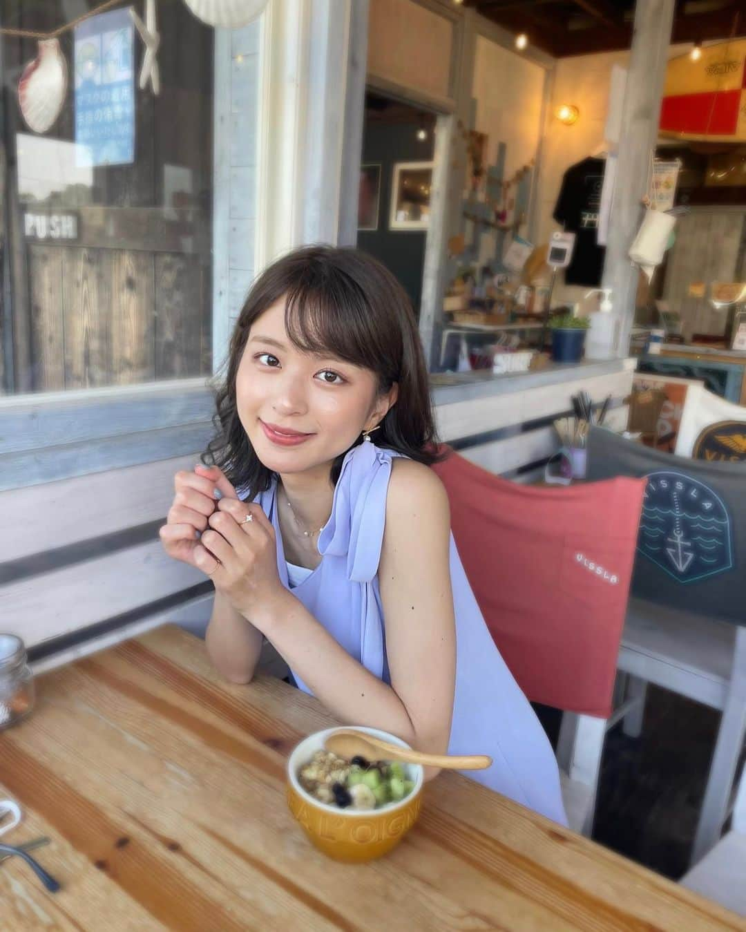 沖田愛加さんのインスタグラム写真 - (沖田愛加Instagram)「GWみんな何してるのーー！🌼 （私ずっと同じアクセサリー付けてる。笑） そして、周りぼかしたらアサイーボウルまでボケた。笑  👗 @snidel_official  #スナイデル #スナイデルワンピース #カフェ活」5月4日 18時42分 - okita_aika