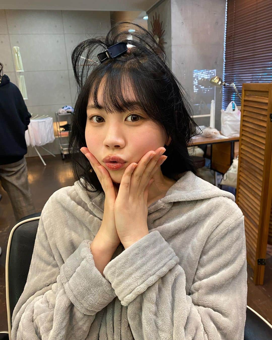 篠見星奈さんのインスタグラム写真 - (篠見星奈Instagram)「. 載せ忘れていたヤンマガwebのオフショ📷  ヘアセットの過程が面白かったので ねねマネに撮ってもらいました🐤」5月4日 20時29分 - shinomi_seina