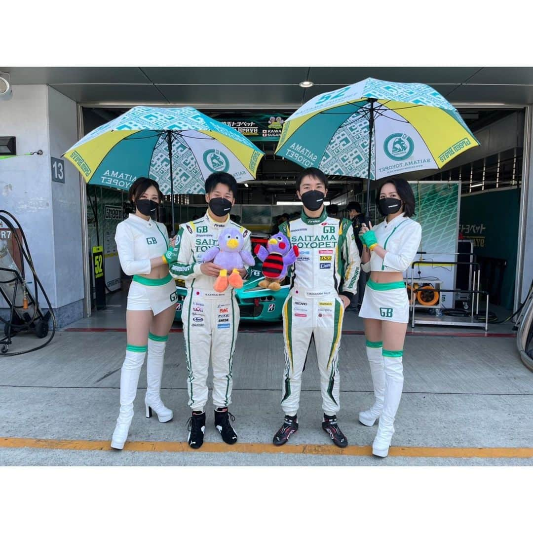 有栖未桜さんのインスタグラム写真 - (有栖未桜Instagram)「SGT Rd.2 富士戦🏎🏁 ⁡ 今回の決勝レースはめちゃくちゃ荒れに荒れましたね。。 ただどのトラブルもドライバーさんが無事で 安心しました😖💦 ⁡ 52号車は結果的に9位でした！ ポイントゲットですっ！👏✨ ⁡ ただ埼玉トヨペットGreenBraveはピット義務も終え あとはゴールするだけの状態だったので 正直何事もなければ上位を狙える状態でした😖 そこでのルール変更による あの結果はめちゃくちゃ悔しかったです。。 ドライバーさんやチーム関係者の方々は もっともっともっと悔しかったと思います。 ⁡ でもどんなに悔しがっても 結果は変わらないというのは分かってます！ なのでこの悔しさをバネにしてパワーにして 鈴鹿戦で存分に発揮してもらいましょう…！！🥺✨✨ ⁡ 次こそ上位！！ そして表彰台！！！！🔥🔥 ⁡ 次戦も埼玉トヨペットサポーターズとして 精一杯努めてまいりたいと思います！！！ ⁡ 引き続き埼玉トヨペットGreenBraveの応援 よろしくお願い致します☺️💚💚💚  今回結果的には9位でしたが 私たちの中ではGreenBraveがダントツの1位です！！🫶💚💚 ほんとにかっこよかった！！！！！ 改めて川合選手、菅波選手 メカさんを初めとするチーム関係者の皆様 そしてGreenBraveを応援してくれる皆様 ほんとにお疲れ様でした☺️✨  ⁡ ⁡ ⁡ #埼玉トヨペットgreenbrave #greenbrave #supergt #富士スピードウェイ #埼玉トヨペットサポーターズ2022 #rq #レースクイーン」5月4日 21時41分 - miiion_official