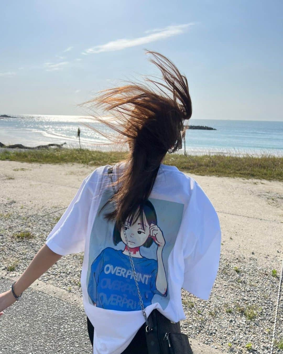 山下エミリーさんのインスタグラム写真 - (山下エミリーInstagram)「もう暑いね〜☀️ . . . #tシャツ  #2枚目髪の毛どない #梅雨がくるなんて考えられない　 #私気温の話ししかしてないやん ほな#冷房ガンガン」5月4日 21時46分 - emiri_hkt48