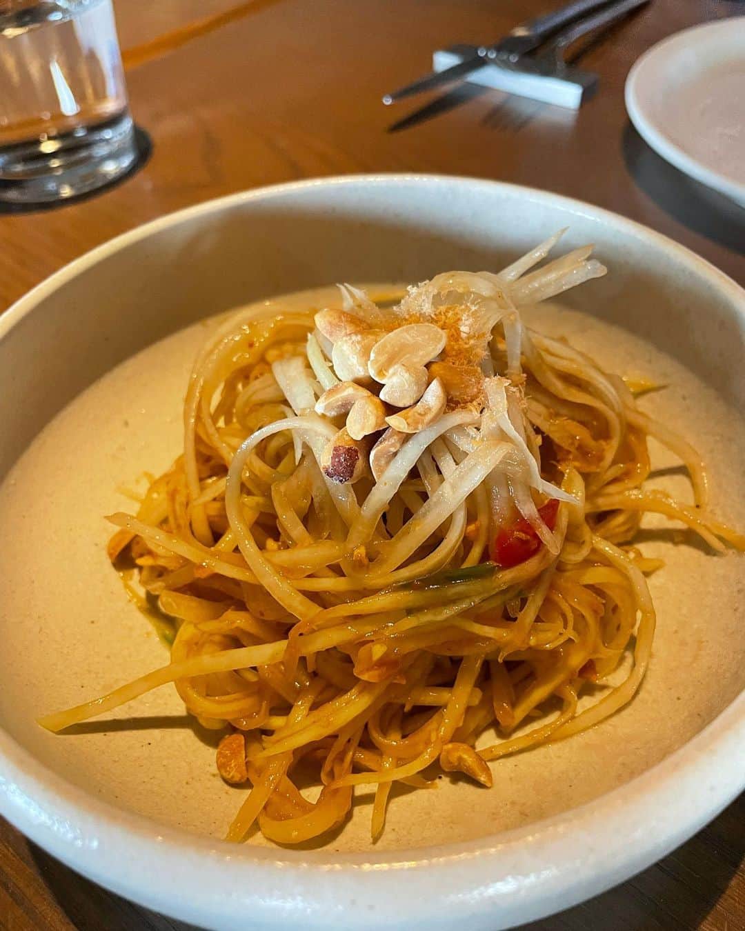 中岡由佳さんのインスタグラム写真 - (中岡由佳Instagram)「タイ料理レストラン。青パパイヤのサラダは甘酸っぱくてピリ辛の味わいがたまらない。どれも美味しくて幸せ。 #longrain」5月4日 21時55分 - yuka_nakaoka