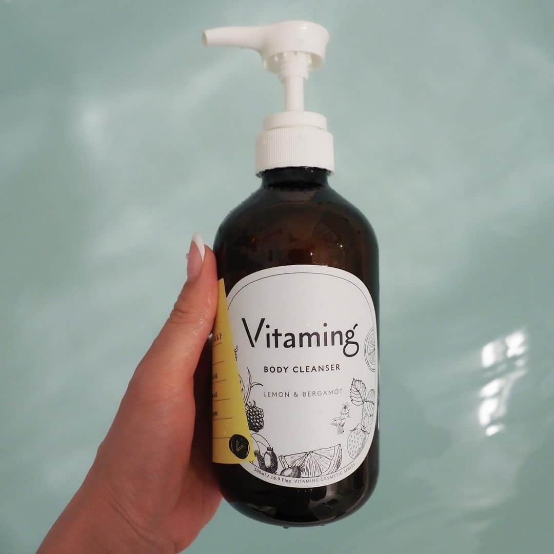 星玲奈さんのインスタグラム写真 - (星玲奈Instagram)「お肌のために、サプリメントやスキンケアでビタミンを取り入れているけれど 最近、さらに洗うものからビタミンケアできるという @vitaming_official のボディソープにチェンジしました✌️🍋 ビタミンって 美容には不可欠なのに、体で生成する機能は持たず🥲 なので、とにかく摂取するしかない！ 手軽にいつも使うものを ビタミンケアできるものに変えるだけなら、手間なんて一切なし🙌🏻 これから紫外線も多くなるし より元気なお肌をキープするためにも ビタミンケア、続けようとおもいます❤️🍋  レモン&ベルガモットのすっきりとした香りは 家族みんなからも大好評〜😍 ・ #Vitaming#ad#バイタミング#ビタミンボディソープ」5月4日 23時24分 - reinahoshi1015