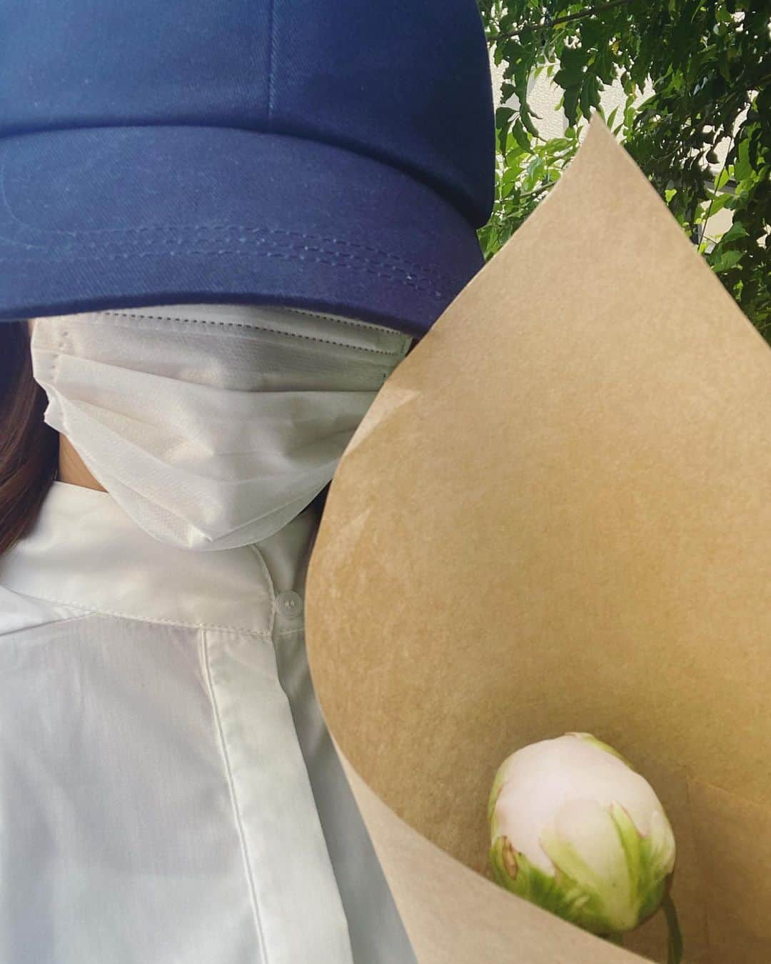 眞家泉さんのインスタグラム写真 - (眞家泉Instagram)「★ てくてくてくてくて 近所の大好きな和菓子屋さんに寄って、 お花を連れて、帰った日。  #芍薬」5月5日 0時11分 - maie_izumi