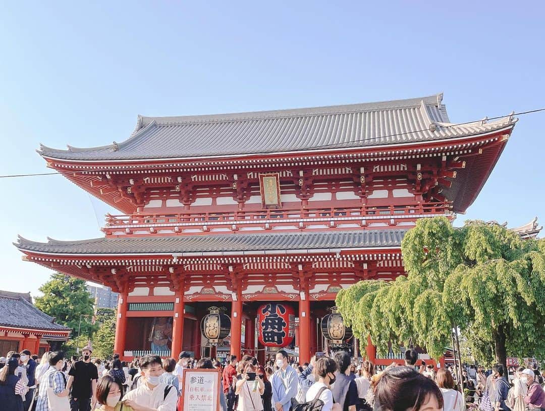 矢端名結さんのインスタグラム写真 - (矢端名結Instagram)「家族が東京来たので、思いつきで1時間だけ浅草楽しみました👘晴れてたー！  #2022GW #あげまんじゅう大好き　#名結と吏結　#りーちゃん」5月5日 8時51分 - miyu_yabata