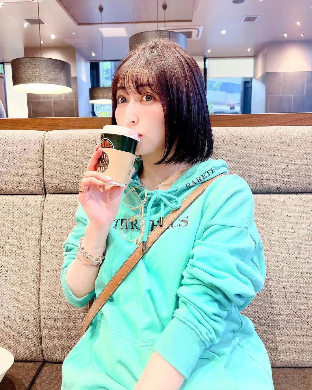 新藤まなみさんのインスタグラム写真 - (新藤まなみInstagram)「⁡ ⁡ ⁡ ちょっと一息つきますか😮‍💨☕️？ GW最終日かな。。 ⁡ 撮影からの #JOPT 頑張ってくるよ♠️♥️🌟 行ってきます✨ ⁡ ⁡ #jopt #joptポーカー　#ポーカー　#テキサスホールデム　#テキサスホールデムポーカー　#撮影　#ポーカー大会　#カフェ　#cafe #chill #cafetime #Coffee #珈琲　#飲めません　#カフェラテ　#カフェオレ　#カフェタイム　#休憩」5月5日 9時44分 - manami_official_