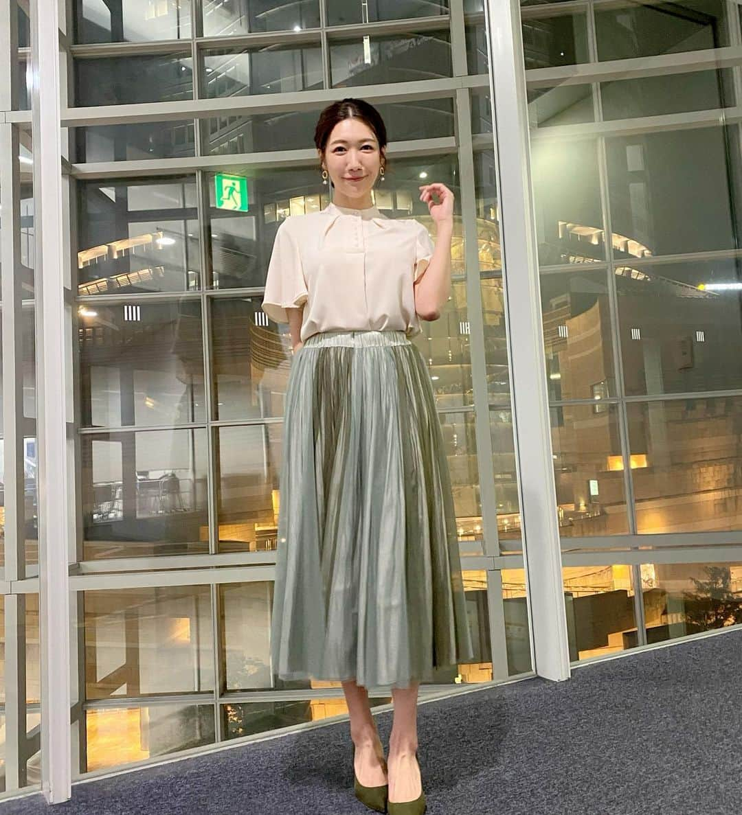 穂川果音さんのインスタグラム写真 - (穂川果音Instagram)「水曜アベプラ衣装👗 今日は、沖縄を除き晴れて☀️気温上昇！夏日の所がさらに多くなりますよー 北海道も昨日より気温上昇します。 朝晩との気温差に気をつけてねー  skirt→ @millioncarats_official  #アベプラ　#気象予報士　#明日コレ着よコーデ　　#ほかのん #fashion #cordinate  　#ファッション #ゴールデンウィークコーデ　 　#fashion #cordinate #weatherreport #お天気コーデ 　　#5月コーデ　 　#アナウンサーコーデ　　#春コーデ　#ニットコーデ　#フレアスカートコーデ  　#春色コーデ　#お天気キャスター　#weatherforecast #お天気お姉さんコーデ 　#170センチコーデ #夏日コーデ」5月5日 11時54分 - hokawakanonn