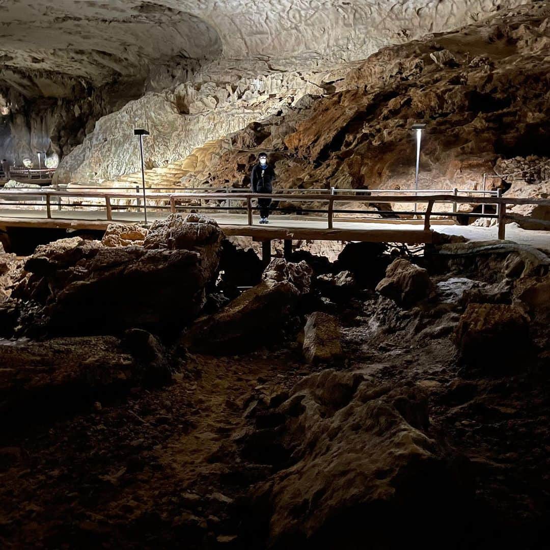 すしらーめん《りく》さんのインスタグラム写真 - (すしらーめん《りく》Instagram)「人生で初めて洞窟に入ってみたんだけど全ての写真が遠過ぎました #洞窟」5月5日 12時02分 - sushi_riku