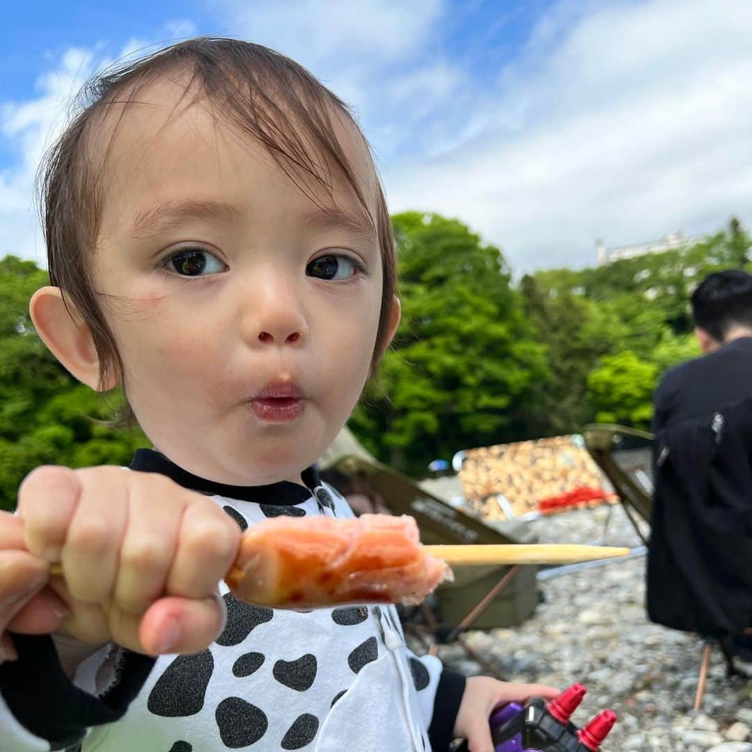 下田美咲さんのインスタグラム写真 - (下田美咲Instagram)「食べる顔が良すぎて一生見てたいな。 初めてのバーベキューをエンジョイする赤ちゃんマン👶  #1歳2ヶ月  #次男 #第二子 #ゴールデンウィーク #バーベキュー」5月5日 12時04分 - shimodamisaki815