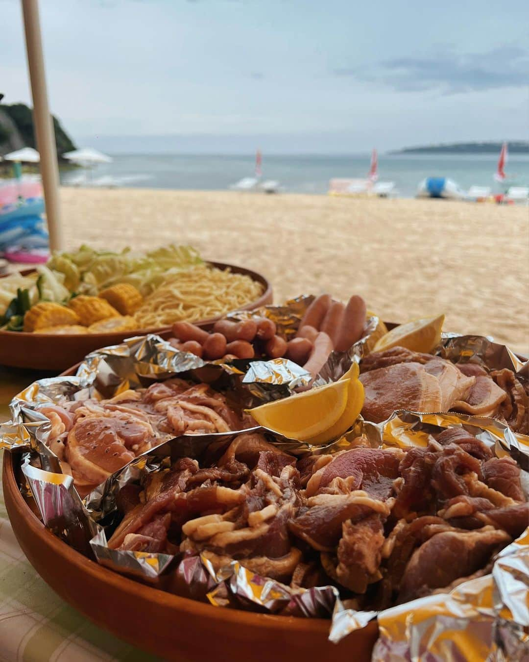 おりささんのインスタグラム写真 - (おりさInstagram)「【 沖縄オススメスポット 】  瀬底島にあるアンチ浜 で BBQ🍖最高でした💓 @antihama_sesoko   瀬底島は車で行ける島だよ🚗  アンチ浜は海が綺麗すぎて 潜らなくても魚🐠と珊瑚が たくさん見えて本当に感動🥺 こんな穴場なビーチがあったのね💓 #瀬底島  #瀬底ビーチ   スケルトンになってる #クリアカヤック に乗るのがオススメ🥺✨ のーりーさんがやってる ノーリーズ ( @norys_okinawa )で みんなもぜひ体験してみてね🐠  水着は @girls_terrace 💓  #sesoko#sesokoisland#sesokobeach#beach#okinawa#okinawatrip#bbq#antihama#マリンアクティビティ #沖縄観光 #沖縄#タビジョ#女子旅#南国#旅行#沖縄旅行#沖縄移住#沖縄生活#バーベキュー#バーベキュー女子#ビキニ#水着#海#ビーチ#夏#アンチ浜#瀬底島#瀬底ビーチ#瀬底」5月5日 12時20分 - orisa_0510