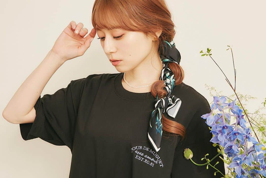 黒坂優香子さんのインスタグラム写真 - (黒坂優香子Instagram)「💐  ☑︎ avec amour embroidery T shirt  胸元と袖のワンポイントの刺繍が可愛い、 ユニセックスサイズのTシャツ。 Tシャツと刺繍のカラーの組み合わせにこだわりを。 シンプルな中にも遊び心を忘れずに。 大人になっても毎日ワクワクしていたいから。  さり気ない刺繍が可愛い ユニセックスのTシャツ。  《avec amour 》は フランス語で「愛を込めて」。  みんなにとどきますように♡  オーダーは本日23:59まで。  #jourdemuguet #ジュールドミュゲ　#muguetday #fashion #ootd #コーデ #153cmコーデ  #lastcollection」5月5日 13時31分 - yukakokurosaka0606