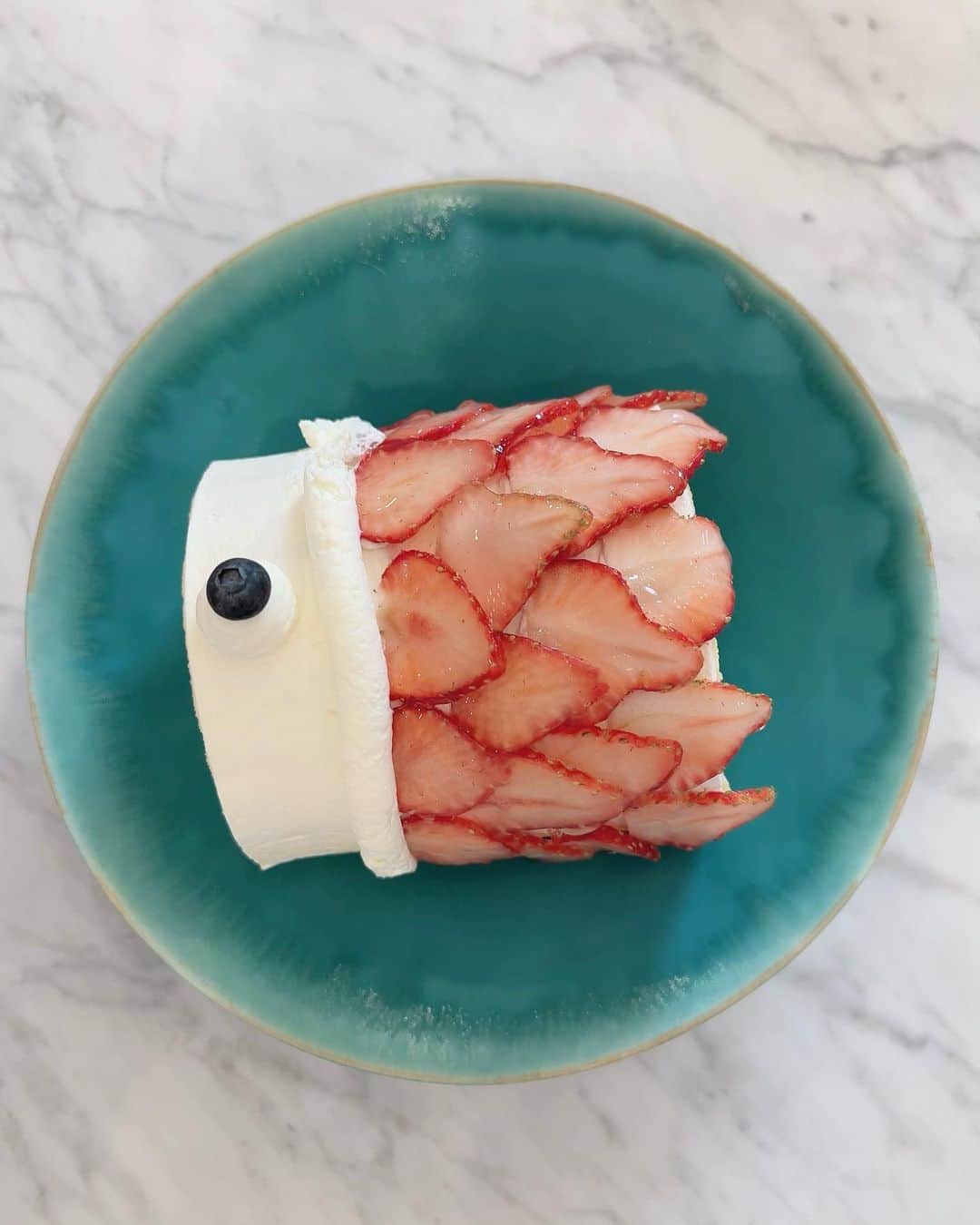 川崎希さんのインスタグラム写真 - (川崎希Instagram)「こどもの日🎏  鯉のぼりケーキでお祝い💓💓💓  兜はカゲトラが習い事で作ったものでかなり気に入ってて兜大事にしてます👦  #こどもの日 #鯉のぼりケーキ」5月5日 15時14分 - kawasakinozomi