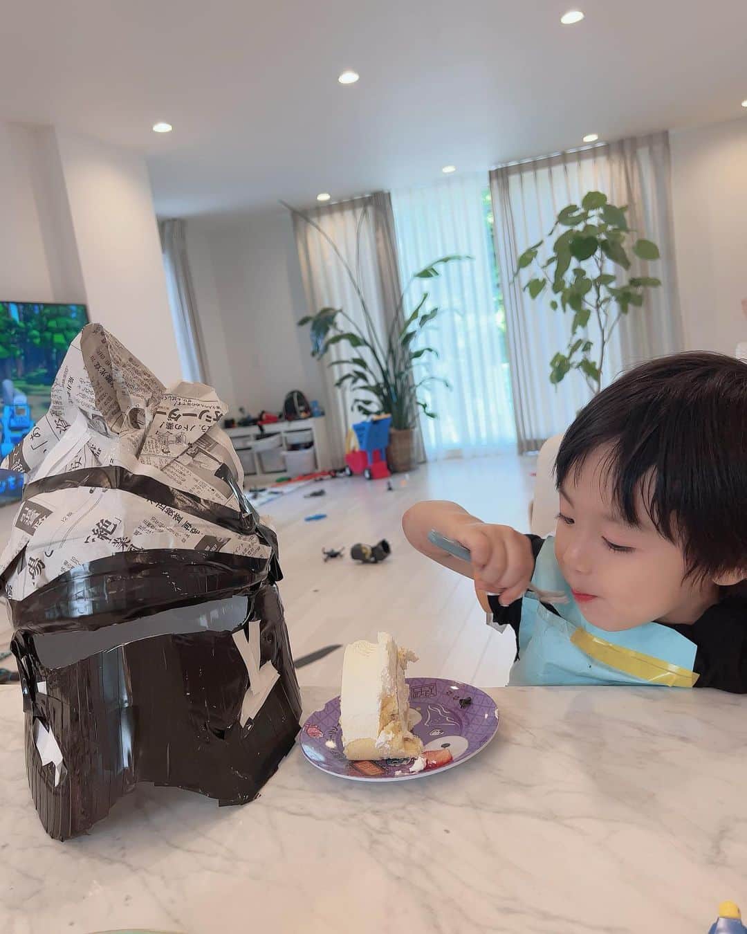川崎希さんのインスタグラム写真 - (川崎希Instagram)「こどもの日🎏  鯉のぼりケーキでお祝い💓💓💓  兜はカゲトラが習い事で作ったものでかなり気に入ってて兜大事にしてます👦  #こどもの日 #鯉のぼりケーキ」5月5日 15時14分 - kawasakinozomi