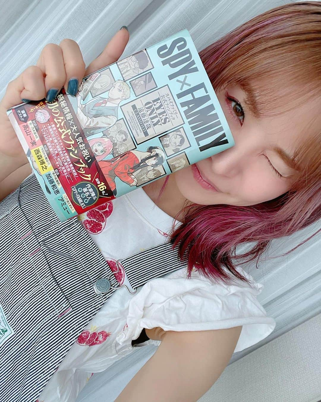 LiSAさんのインスタグラム写真 - (LiSAInstagram)「私もゲットしてきた📖  「SPY×FAMILY」の公式ファンブックに私LiSAもメッセージを贈らせていただきました😭 が‥私だけ寄せ書き‥ｲﾔ落書きみたいになってもーた😖ﾓｳｼﾜｹﾅｲ😖でもお祝いと嬉しい気持ちは本物🥺❤️‍🔥 遠藤先生「SPY×FAMILY」のみんな、アニメ化ファンブック発売おめでとうございます🎉 絶対ゲットしてー！  遠藤先生からの紹介コメント‥嬉しすぎる‥🥲♡♡♡はぁ‥😮‍💨♡♡⃛宝物や‥🥺 先生方のお祝いもすごすぎる‥🥺♡ #SPY_FAMILY  MISSION:5の前に全部熟読せな‥😮‍💨♡♡⃛」5月5日 15時38分 - xlisa_olivex