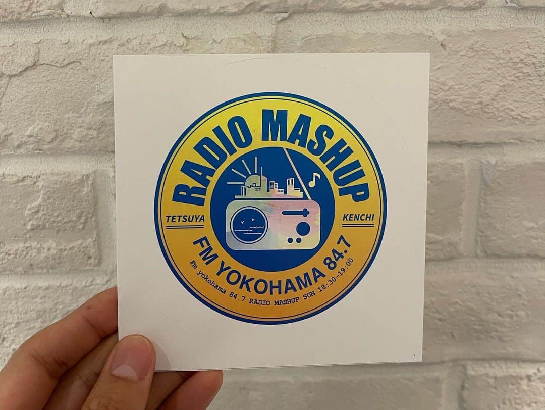 橘ケンチさんのインスタグラム写真 - (橘ケンチInstagram)「日曜日18時30分からはFM YOKOHAMA『RADIO MASH UP』📻  今回もマキさん、ダルマさん、ねっさん、怜さん、、豪華なゲストで笑いっぱなしの収録でした😂⤴️  そして、ついに番組ステッカーができました！😆✨  いつもメールをいただいている皆様ありがとうございます🙏  これからはメールを読ませていただいたリスナーの方にはステッカー差し上げます！  mash@fmyokohama.jp  までメール内容に加えて、宛名と住所を添えてどしどしお願いします🙏😄✨  #radiomaphup #radio #mashup #fmyokohama #exile #pkcz #怜」5月5日 17時21分 - kenchitachibana