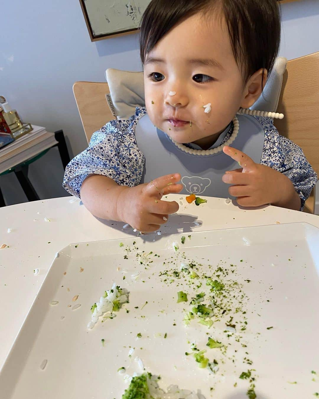 稀鳥まりやさんのインスタグラム写真 - (稀鳥まりやInstagram)「こどもの日🎏  今年も家族でお祝いしました⭐️ 袴を着て記念撮影〜😆💕 鯉のぼりプレートも、もぐもぐ完食してくれました👏  数週間前から一、二歩歩き出して昨夜は五歩歩けて、パパママ大興奮の夜でした🙌 お友達と遊ぶ機会も増えて最近またぐっと成長したと感じる今日この頃。 相変わらず食べる事大好き！ レオンの事が大好き🥺💖 面白い事をしてみんなを笑わせてくれるユーモラスな子に育っています😂💕笑  これからも健康で、毎日幸せであります様に…🫶🏻💖」5月5日 17時49分 - mariya_kitori