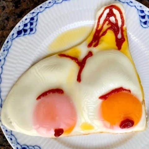 大地真央さんのインスタグラム写真 - (大地真央Instagram)「新作の 🥚目玉焼きオリジナルアート🎨10連続‼ 🍳🍳🍳🍳🍳🍳🍳🍳🍳🍳 ・5月5日🎏🌬夫婦鯉です❣️ ・兜をかぶっとる ・昭和のおさげ🎀 ・見えないです…そんな底💧 ・じゃんけんパー✋歌舞伎座の楽屋にて ・文句言いたい徹夜明けの犬🐕 ・揚げ足りないエビフライ🍤の心の声…もうちょっとカラッと(･_･; ・確かに色白よ〜なにかぁ？ ・垣根から宇宙へ（ペカソ） ・カエル🐸の気持ちはわからない（ペカソ）  #目玉焼きオリジナルアート 🍳 #朝食 #目玉焼き 🍳 #ケチャップ🍅 #亜麻仁オイル #卵 🥚×2 #卵 🥚×1 #笑おう #免疫力アップ #大地真央 #MAODAICHI @maodaichi_official_goods @medamayakiart」5月5日 17時49分 - daichimao_official