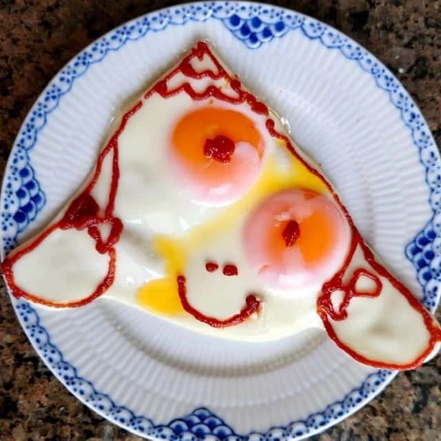 大地真央さんのインスタグラム写真 - (大地真央Instagram)「新作の 🥚目玉焼きオリジナルアート🎨10連続‼ 🍳🍳🍳🍳🍳🍳🍳🍳🍳🍳 ・5月5日🎏🌬夫婦鯉です❣️ ・兜をかぶっとる ・昭和のおさげ🎀 ・見えないです…そんな底💧 ・じゃんけんパー✋歌舞伎座の楽屋にて ・文句言いたい徹夜明けの犬🐕 ・揚げ足りないエビフライ🍤の心の声…もうちょっとカラッと(･_･; ・確かに色白よ〜なにかぁ？ ・垣根から宇宙へ（ペカソ） ・カエル🐸の気持ちはわからない（ペカソ）  #目玉焼きオリジナルアート 🍳 #朝食 #目玉焼き 🍳 #ケチャップ🍅 #亜麻仁オイル #卵 🥚×2 #卵 🥚×1 #笑おう #免疫力アップ #大地真央 #MAODAICHI @maodaichi_official_goods @medamayakiart」5月5日 17時49分 - daichimao_official