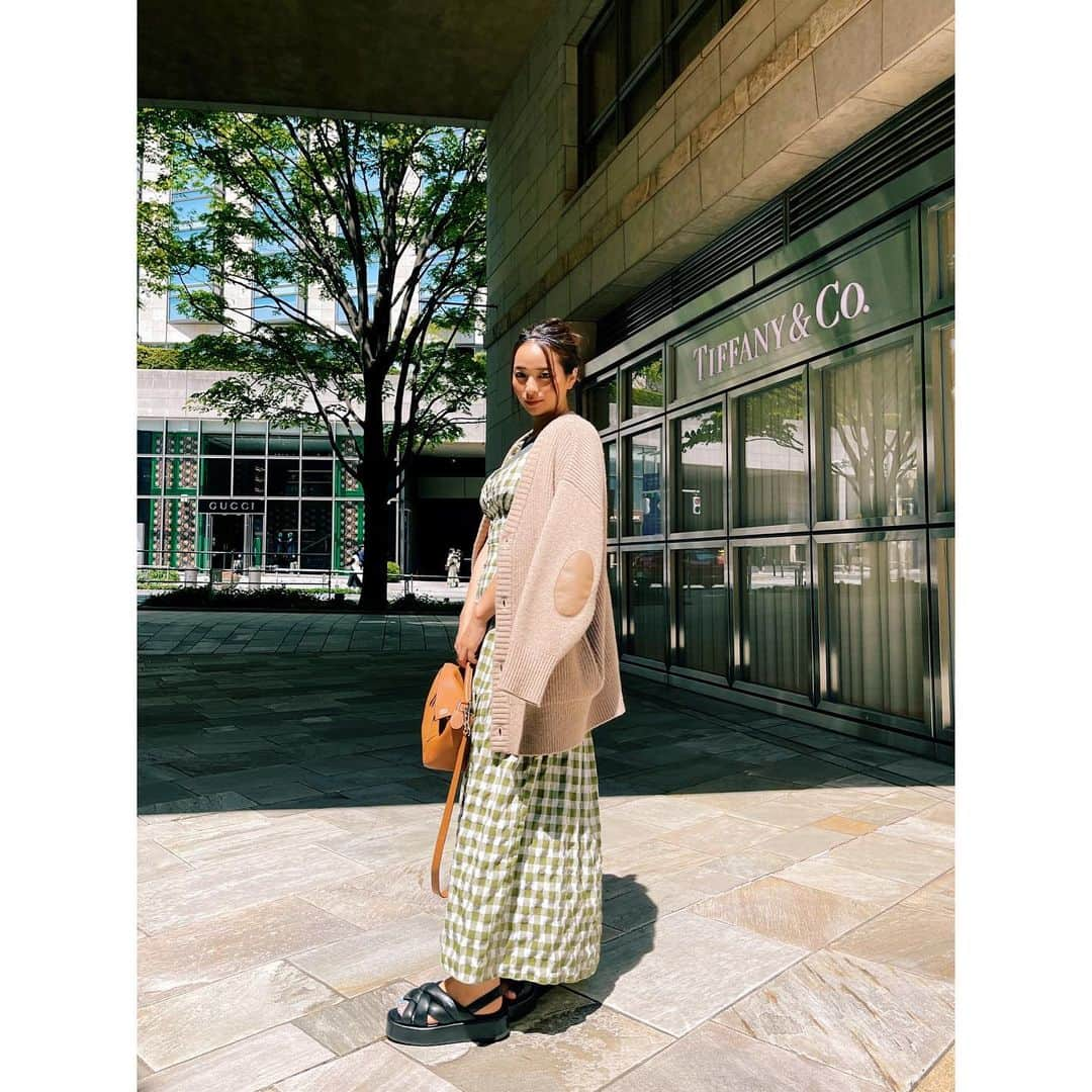 水崎綾女さんのインスタグラム写真 - (水崎綾女Instagram)「I may not always be there with you but I will always be there for you.  いいお天気だと気分が上がるね⤴︎ 今期はグリーンのお洋服をたくさん買ってた✨  @shein_japan　@sheinofficial   #SHEINforall #SHEIN #fashion #ootd #dress #👗 #bag #shoes #洋服 #私服 #しふく #お洋服 #ワンピース  #チェックワンピース Code :ayame」5月5日 18時45分 - misakiayame