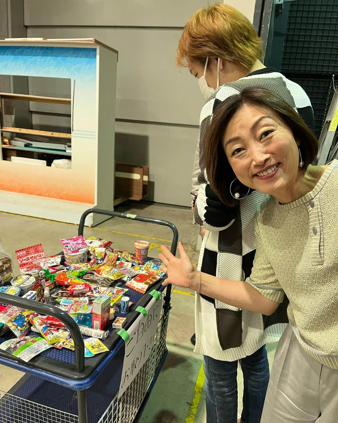 田中ウルヴェ京さんのインスタグラム写真 - (田中ウルヴェ京Instagram)「今日のワイドスクランブル。  ほんのひととき、 みんなで懐かしい子供時代の話ができる時間は有難かったです。  駄菓子屋さんについて。  スタジオ裏で懐かしいもの探し。  #駄菓子屋 #今日の衣装は  #ハナエモリ  #ダイアナの靴  #アビステピアス」5月5日 18時48分 - miyako.tanaka.oulevey