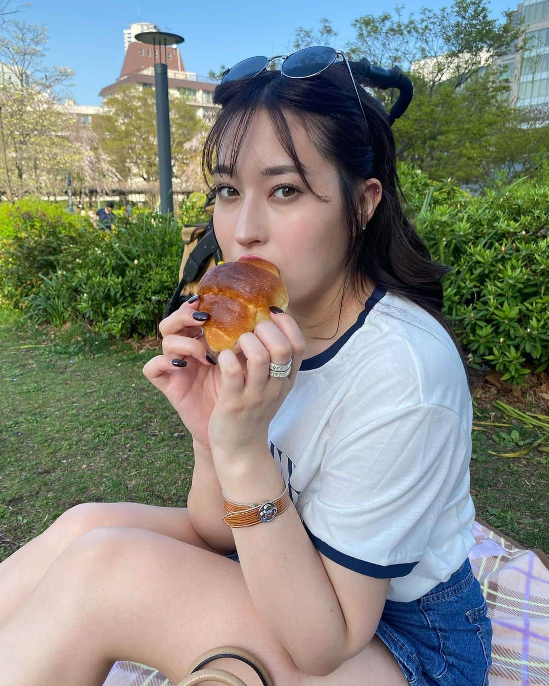 平田梨奈さんのインスタグラム写真 - (平田梨奈Instagram)「𝓟𝓲𝓬𝓷𝓲𝓬 🧺🤍🥐  今日みたいな天気はピクニックに最高ですね☻  ・ ・ ・  #ピクニック #picnic #ピクニックコーデ  #ピクニック日和  #picnicday  #hirafashion」5月5日 19時00分 - hirari_official