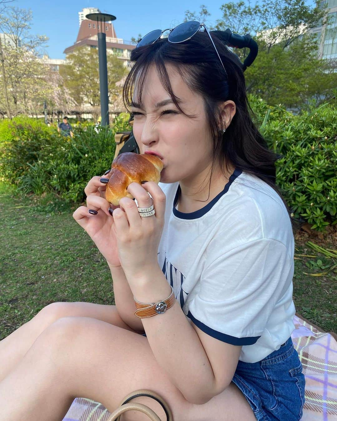 平田梨奈さんのインスタグラム写真 - (平田梨奈Instagram)「𝓟𝓲𝓬𝓷𝓲𝓬 🧺🤍🥐  今日みたいな天気はピクニックに最高ですね☻  ・ ・ ・  #ピクニック #picnic #ピクニックコーデ  #ピクニック日和  #picnicday  #hirafashion」5月5日 19時00分 - hirari_official