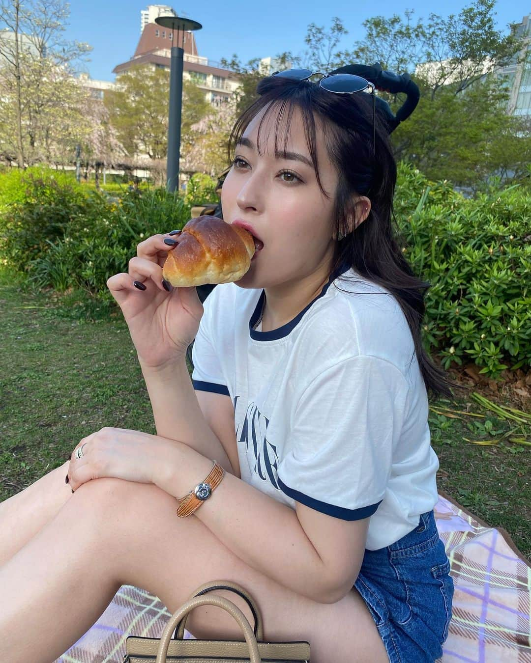 平田梨奈さんのインスタグラム写真 - (平田梨奈Instagram)「𝓟𝓲𝓬𝓷𝓲𝓬 🧺🤍🥐  今日みたいな天気はピクニックに最高ですね☻  ・ ・ ・  #ピクニック #picnic #ピクニックコーデ  #ピクニック日和  #picnicday  #hirafashion」5月5日 19時00分 - hirari_official