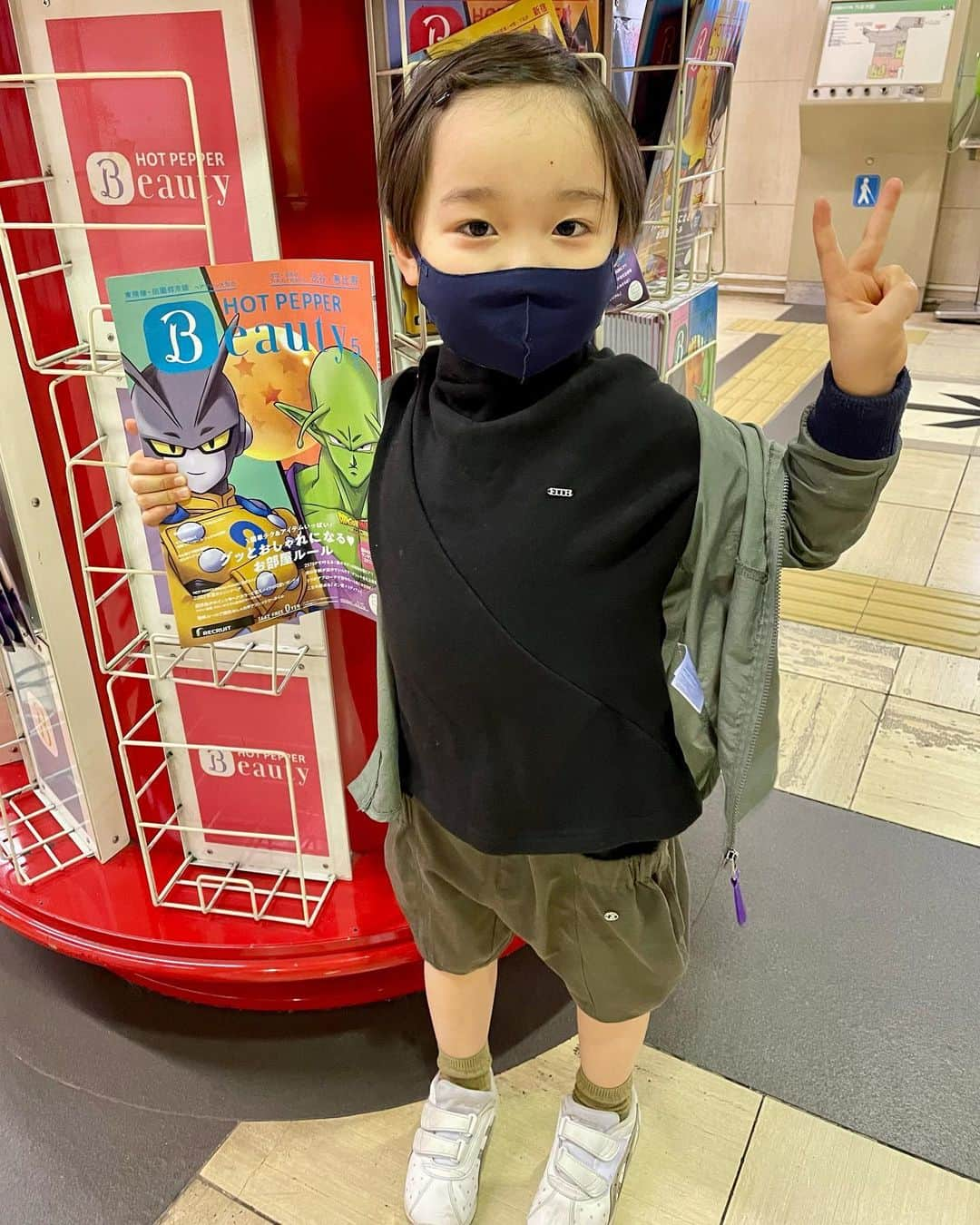 石塚錬さんのインスタグラム写真 - (石塚錬Instagram)「. 👦💬「GWはドラゴンボール探しの旅をしたよ❗️🐲🚃🎬」 #地域で表紙が違うホットペッパービューティーを集める電車旅をしたよ🥳📚🚋 #映画の特設会場に行って人生2回目のプリクラ撮ったよ📸🤳（１回目は3人のパパのみんなとオールスター感謝祭出た時📸👶） #みんなはどんなGWを過ごしましたか❓🤩 . 👦💬「 I spent looking for Dragon Balls goods at Golden Week❗️🐲🚃🎬」 #Golden week is a special long holiday in Japan😆✨ #I made a trip to collect free magazines with different covers in different regions🥳📚🚋（photo:1st to 5th） #I took a photo sticker at a special Dragon Ball movie venue📸🤳（photo:6th） . #ゴールデンウィーク #こどもの日 #ドラゴンボール #映画 #ホットペッパービューティー #フリーペーパー #プリクラ #gw #childrensday #DRAGON BALL #MOVIE #FREEMAGAZINE #photo sticker #영화 #무료 종이 #스티커 사진 #ภาพยนตร์ #กระดาษฟรี #บูธภาพถ่าย #film #石塚錬 #成長日記 #ishizukaren #renishizuka #이시즈카렌」5月5日 19時05分 - ishizuka_ren