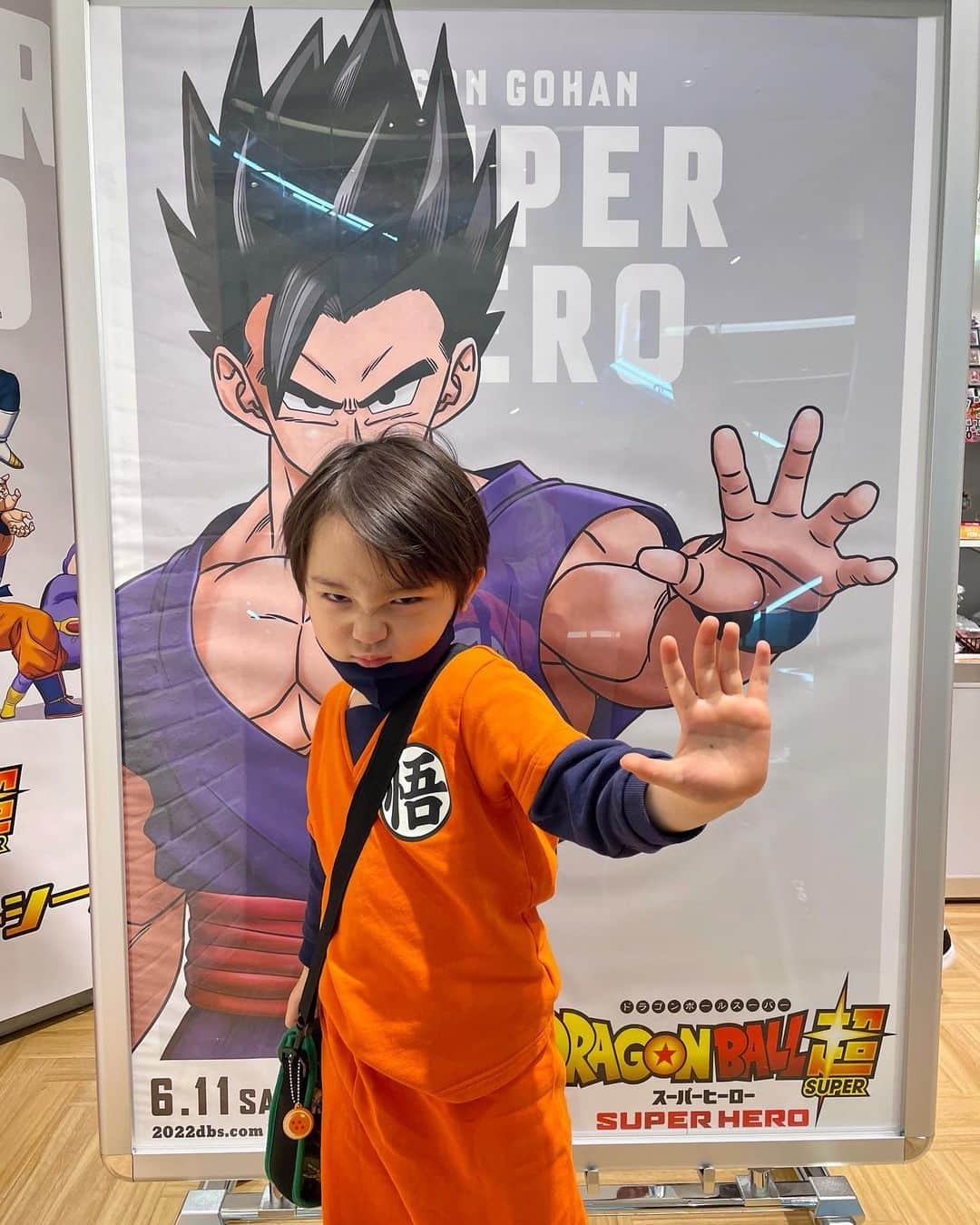 石塚錬さんのインスタグラム写真 - (石塚錬Instagram)「. 👦💬「GWはドラゴンボール探しの旅をしたよ❗️🐲🚃🎬」 #地域で表紙が違うホットペッパービューティーを集める電車旅をしたよ🥳📚🚋 #映画の特設会場に行って人生2回目のプリクラ撮ったよ📸🤳（１回目は3人のパパのみんなとオールスター感謝祭出た時📸👶） #みんなはどんなGWを過ごしましたか❓🤩 . 👦💬「 I spent looking for Dragon Balls goods at Golden Week❗️🐲🚃🎬」 #Golden week is a special long holiday in Japan😆✨ #I made a trip to collect free magazines with different covers in different regions🥳📚🚋（photo:1st to 5th） #I took a photo sticker at a special Dragon Ball movie venue📸🤳（photo:6th） . #ゴールデンウィーク #こどもの日 #ドラゴンボール #映画 #ホットペッパービューティー #フリーペーパー #プリクラ #gw #childrensday #DRAGON BALL #MOVIE #FREEMAGAZINE #photo sticker #영화 #무료 종이 #스티커 사진 #ภาพยนตร์ #กระดาษฟรี #บูธภาพถ่าย #film #石塚錬 #成長日記 #ishizukaren #renishizuka #이시즈카렌」5月5日 19時05分 - ishizuka_ren