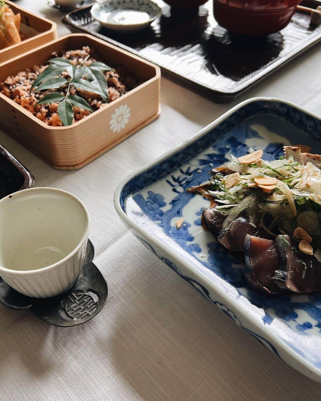 Risako Yamamotoさんのインスタグラム写真 - (Risako YamamotoInstagram)「真央さん @maoline.japon のお山のSALON✨🌳  朔日と新月が重なる縁起の良い日に、お教室へ。 お赤飯の炊き方をメインに、真央さんがお山で摘まれた山椒の葉や、三つ葉を使ったお料理。  自然の力をたっぷり吸収して育った採れたての葉は、私が知っているものとは全然違う香りと食感で感動しました！♡😭  私も山椒の葉や山菜を採りたくて、登山にお道具を持って行きましたが、見付けられず。笑🫠  ありがとうございました♡  #真央さんのお料理教室 #お赤飯 #お料理教室」5月5日 19時16分 - risako_yamamoto