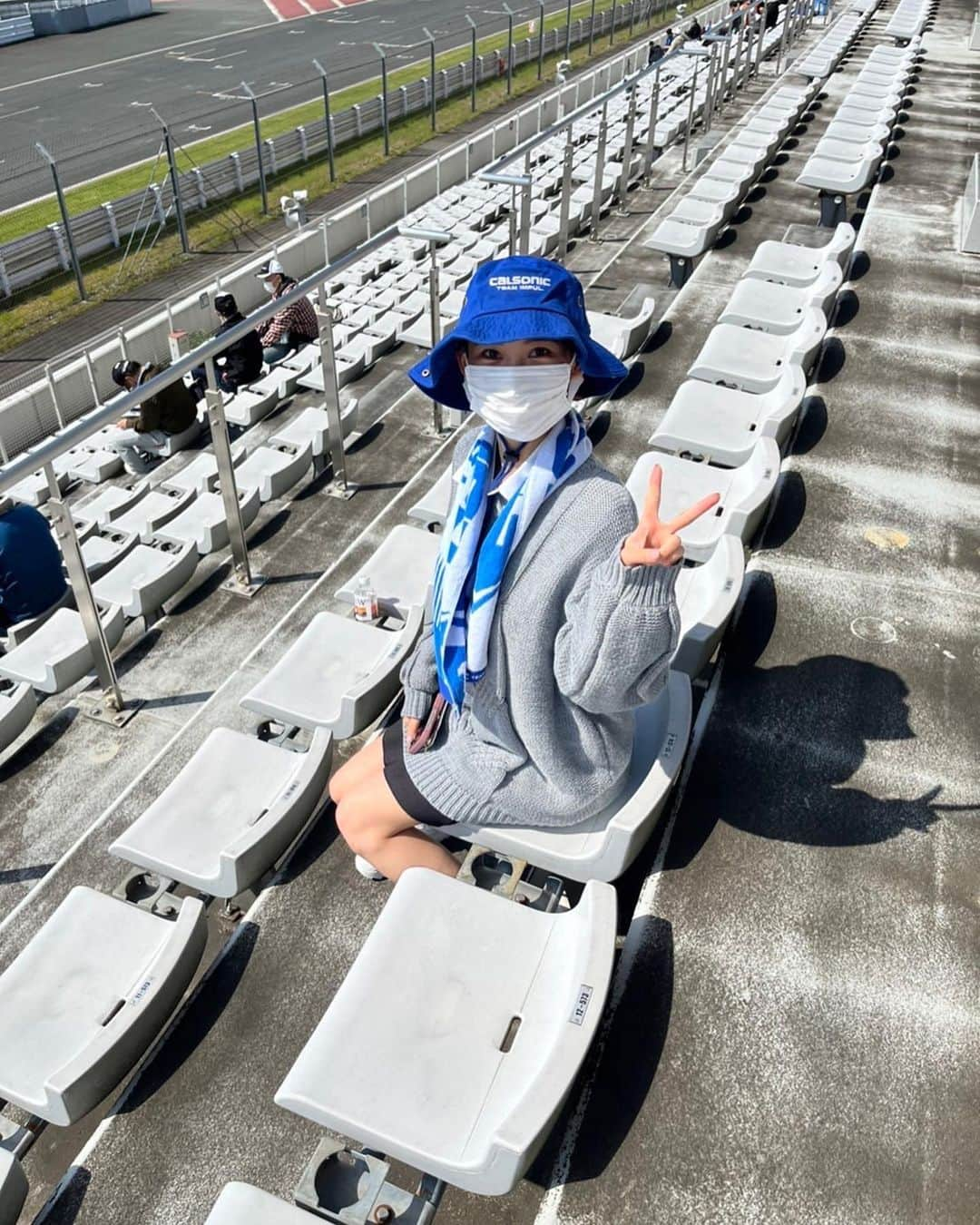 あのんさんのインスタグラム写真 - (あのんInstagram)「SUPER GT 第２戦🔥 ⁡ 2年間レースクイーンとしてGTを観ていてすっかりファンになってしまった私、、、遂に観客側の席でファンの一員として応援してきました!! ⁡レポート⬇️ 決勝戦当日はゴールデンウィークということもあり、めっちゃ混むだろうなと思いクルマの運転が長くできそうないとこ2人(車のレース初めて見る人)を強引に誘い！いざ出発！！ 朝6時出発！ 朝はそんなに混まなかったので7時50分に到着！ 西口ゲートと東口ゲートがあってどっちに入ればいいかわからず勘で西口を選んだら入れた！わーい！！ ⁡車をパーキング1？ ⁡1番ゲートに近いところに止めて(これ以上上行くと満員と書かれていたので) レースクイーンステージを見るために必死に走りました!!レースクイーンステージは8時から始まるとTwitterを見ると皆さんが呟いていたので！やばい！！走れー！！と上り坂ダッシュ！！ あとから知ったのですがシャトルバスが出ていてそれに乗れば広場に連れて行ってくれるみたいですね🤭 なんだかんだで8時10分には着きました😌レースクイーンステージには沢山の方がいてえ！みんな何時に来てるの？！すごい、、となり当時来てくれたファンの方々に心から感謝だな〜と目が熱くなりました、、、 レースクイーンステージを見た感想としては皆第2戦目なのに全然噛まずスラスラと！！PRしている姿をみてレースクイーンさんみんな凄くない？！え！当時の自分、、💦💦 となった所をまたまた抑えて、聴いていました、、！！ みんな可愛くて早くマスクがないレースクイーンステージもみたいなと思いました✊✊ ステージの近くに物販会場もあったので私はそこで12号車のタオルとハットを選びました！ ちなみに初参戦のいとこたちは自分の応援したいチームを今日は見つけるぞ〜と暑くなっていました！！ ようやく自分たちの席を見つけて座った所でする事が無くなったのでGTについてのルールやピットの役割などを熱く語り、先輩風邪をふかした所で、あの横断幕はなんぞや？と質問を頂いたのであれは応援しているチームや選手、レースクイーンにファンの方が何日か前にピットの前とかに設置してあげるんだよ〜当時の私の横断幕はこんな、、、🤛みたいな話をしつつ待っているとピットビューイングの時間が来ました！！ 私は残念ながらチケット🎫 を持っていなかったので行けなかったのですが観客席で見ていても楽しかったです🎶！知っているレースクイーン様を見れてめっちゃ嬉しかったなぁ全然近づけないけどやっぱりレースクイーンって尊いな〜と思いながら見てました😌 ピットビューイングが終わるとついに私たちは暇になってしまったのでご飯の調達に行こうということになり、私はカステラをチョイスして食べました😚 ⁡ 今日のレポートはここまで！また明日この続きは明日✊ ⁡ ⁡ ⁡ ⁡  #レース #supergt #富士スピードウェイ #レースクイーン #12号車 #レポート #応援 #全力 #モータースポーツ #ファン #サーキット #写真好きな人と繋がりたい #写真部 #いいね #いいね返し #フォロー #フォロー返します #lfl #ootd #좋아요 #오오티디 #귀여워 #互赞 #粉我 #アイドル #あのん #いいね #いいね返し」5月5日 19時55分 - anon_551