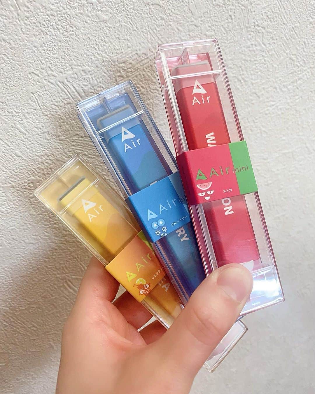AYUNAさんのインスタグラム写真 - (AYUNAInstagram)「Air miniのキュートな持ち運びシーシャ✨✨  🌈@airmini.official🌈  甘さや果実感をかなり実感できて 吸引口も大きくなっていて煙がたくさん出るから楽しいし美味しいよ😊🎶  ニコチン・タール・ヤニ臭ゼロ👌 リフレッシュしたいときやタバコの代用に◎  気になった方はぜひオフィシャルアカウントをチェックしてみてね！  購入はこちらから▼ https://airmini.shop/  #シーシャ#持ち運びシーシャ#ポケットシーシャ#電子タバコ#ベイプ#エアミニ#airmini#シーシャ女子#シーシャ男子#シーシャ好きと繋がりたい#リラックス」5月5日 21時01分 - ayuna_0404