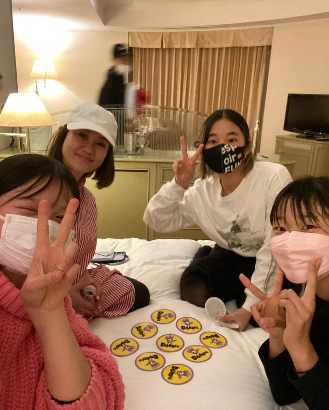 増山敬子さんのインスタグラム写真 - (増山敬子Instagram)「のんびり#家族時間 夜は子供達とカードゲーム このカードゲーム意外と楽しめるし、 リュックサックの中にいれたらバッチリ！子供たちの長時間携帯時間から解放されるので😂 是非！しかも色んなやり方楽しめて、 頭も使うから、お薦め！ #カードゲーム #楽天room に載せるね💗 いつも子供たちは3人だと雰囲気がないと言います。←いや、約1名息子🫠 なのでこうやって、お友達と旅行できる時間が本当に嬉しくて幸せな時間で、また良い刺激もお互いがもらえる！夜の子供たちの暴露大会に、親はみんな爆笑🥹 #働くママ がんばろーう！😂 #エクシブ白浜アネックス #家族でお出かけ  #パンダ 寝てる🐼 #親子#親子コーデ#高校生ママ#高校生コーデ」5月5日 21時11分 - keikomasuyama