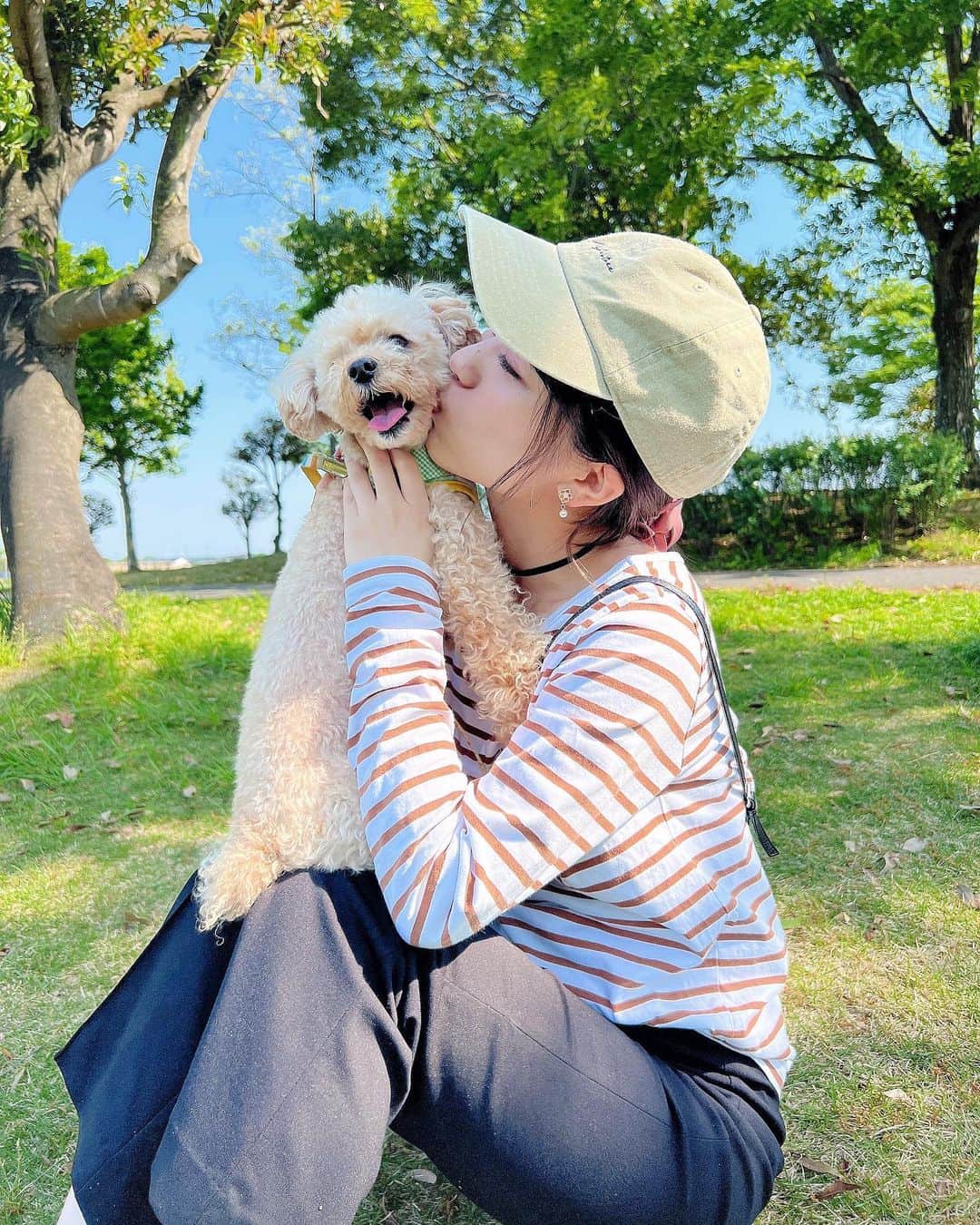 篠崎彩奈さんのインスタグラム写真 - (篠崎彩奈Instagram)「. 今日は愛犬もなかの6歳のお誕生日です🐶🎂 もう6歳か、、はやい！！ もなちゃんは私たち家族をたくさん癒してくれて、和ませてくれて、篠崎家の太陽みたいな存在です。  生まれてきてくれてありがとう。 篠崎家にきてくれてありがとう。  感謝の気持ちでいっぱいです。  嫌なことや辛いこと 仕事で疲れた時ももなちゃんを見ると 一瞬で忘れちゃうの！ 本当に偉大だなあって思います。  これからもたくさんの愛を注ぎます！！ 私の重たすぎる愛をいつも寛大な心で 受け止めてくれているもなちゃん。 これからも受け止めてほしいです♡笑  おめでとう長生きするんだよ🧸🎈  #もなか #大天使もなか生誕祭2022 #こどもの日 #もなちゃん #トイプードル #誕生日 #トイプードル誕生日」5月5日 21時41分 - ayana.s_official