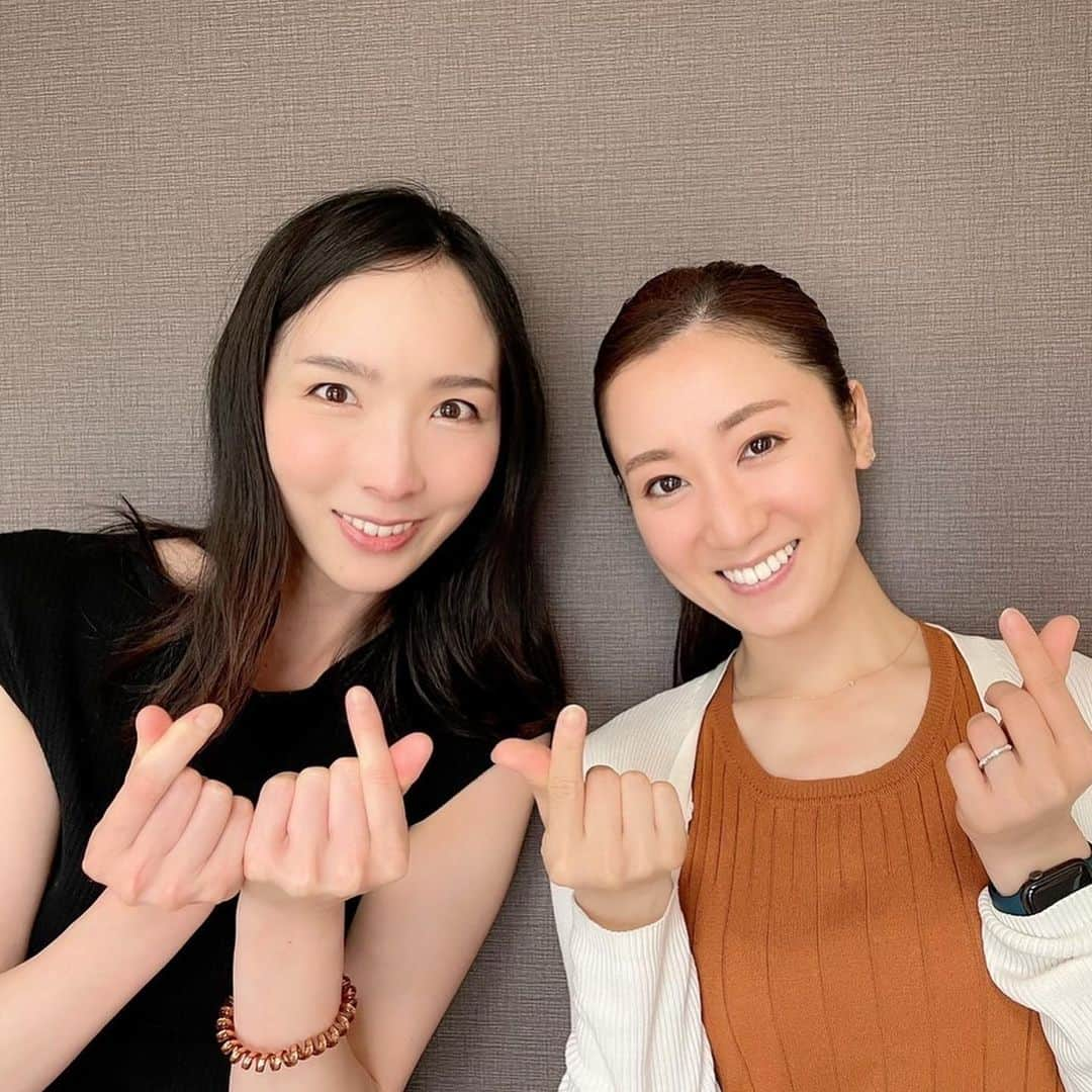 凰津りささんのインスタグラム写真 - (凰津りさInstagram)「何年ぶり⁉️ . やっと同期のマヤに会えましたっ✨😭 . いつも連絡はとりあっているのに中々会う機会を作れず念願の再開🤣💖 . うちの子がうるさ過ぎて全く落ち着いて会話できなかったし、久々に会って話が止まらず情報詰め込みまくって時間足りなかったけど楽しい時間を過ごせたわ~🥰🥰🥰 . いつ会っても昔と変わらず楽しく話せる最高の同期です😘 . マヤとトシが手を繋いでお散歩したり、トキに襲い掛かられてめっちゃ懐かれてたww . トキが懐くのって本当珍しい🤩 . . あー、楽しかった。 . マヤ、ありがとー❤️❤️❤️ . ほんで、次いつ会う⁉️笑 . . . #95期 #宙組 #涼華まや #星組 #凰津りさ 自分の芸名そろそろ忘れそう #同期は最高 #15年くらいの付き合い？ わからん。 そろそろ数えられへん」5月5日 22時17分 - outsu.risa95