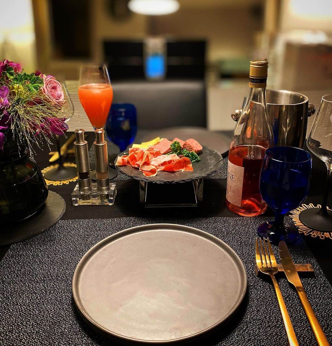 珠洲春希さんのインスタグラム写真 - (珠洲春希Instagram)「「アクアパッツァが食べたい」という私に、鯛を1匹買ってきて(今回は釣ったのではなく、買ってきました😅)作ってくれました。(残念ながら、フライパンに入らなかったので🥲頭はさようならです) お食事を楽しそうに作ってくれる主人を見ながら、先におつまみをいただく幸せ☺️🤍 主人の作るお料理は、本当に美味しいので、私のお料理の腕は恥ずかしい限りです🥲  #夕食 #アクアパッツァ #鯛」5月5日 22時23分 - harukisuzu54
