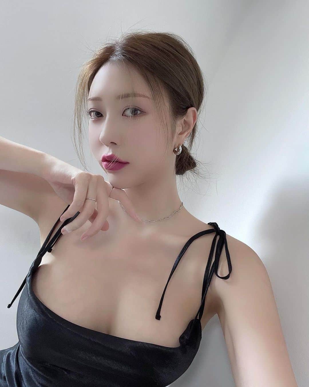 Choi Somiさんのインスタグラム写真 - (Choi SomiInstagram)「⠀⠀⠀⠀ #글랜더 #glander  👗🖤 sɪʟᴋʏ ᴍɪɴɪ ᴏᴘs | ʙʟᴀᴄᴋ」5月5日 22時27分 - cxxsomi