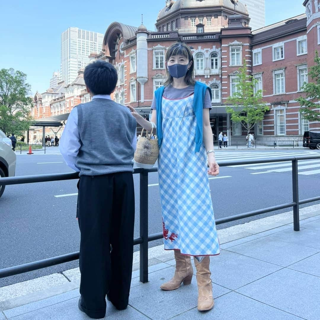 富永美樹さんのインスタグラム写真 - (富永美樹Instagram)「#gw #甥っ子 と#入学祝い の#お買い物 へ #中学生 になりました #甥っ子その1   ついでに#母の日ランチ を家族で😊 #入学おめでとう  #お母さんありがとう  #丸の内  #東京駅 #絵になるなぁ  #私服 #夏日 #半袖 #暑かった  #休日 #家族時間」5月5日 22時27分 - miki.tominaga.official