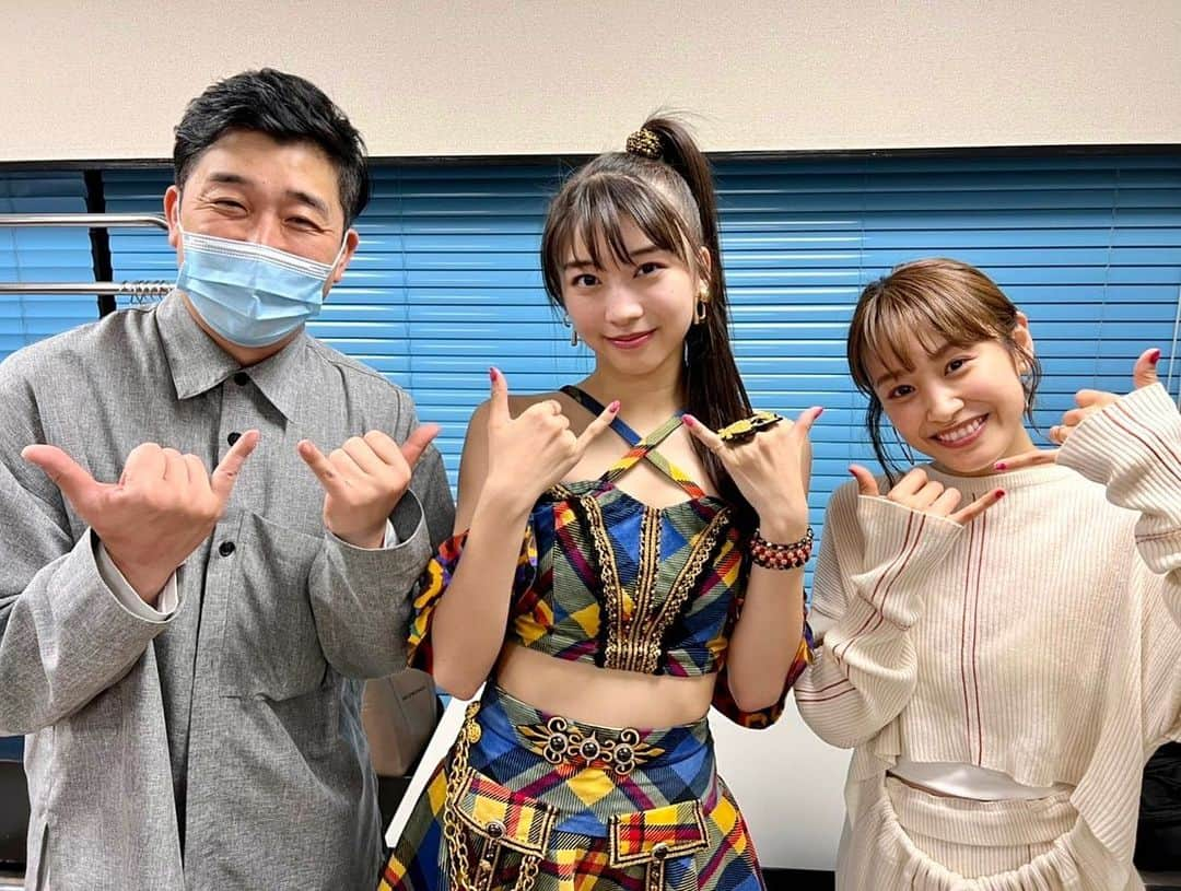 牧野真莉愛さんのインスタグラム写真 - (牧野真莉愛Instagram)「♡ ♡ ✨🎵モーニング娘。'22 CONCERT TOUR ～Never Been Better!～🎵✨ 2022.5.5🎏中野公演 とってもありがとうございました💕💕💕 🎀 💗あべこうじさん💛高橋愛さん💗 いっしょにBIGBOSSポーズ🤙まりあとってもHAPPYです🐰💕 🎀 毎日楽しんじょー🤙❤️ つづく🐰“まりブロ”みてね ♡ ♡  #あべこうじ さん🌈 #高橋愛 さん💛 #モーニング娘22 #morningmusume22 #牧野真莉愛」5月5日 23時06分 - maria_makino.official