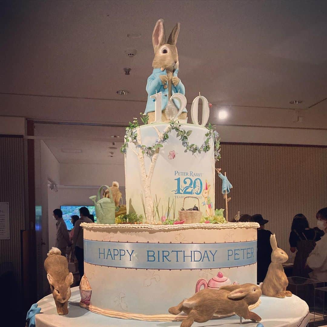 長谷部瞳さんのインスタグラム写真 - (長谷部瞳Instagram)「めっかわな世界🐇🥬🥕  肉のパイにされませんように。  れーきをふりふり 追いかけられませんように。  今日は#こどもの日  大人は元子ども！  自分のココロが子どもに戻ると 不思議と子どもとの距離も縮まります❤️  #ピーターラビット #ピーターラビット展 #ピーターラビットの世界 #イギリス #湖水地方 #絵本 #絵本のある暮らし #絵本の世界 #絵本作家 #絵本原画展 #ビアトリクスポター #うさぎ #ウサギ #世田谷美術館 #グッズ買いすぎ #でも後悔はしてない」5月5日 23時10分 - hasebe_hitomi