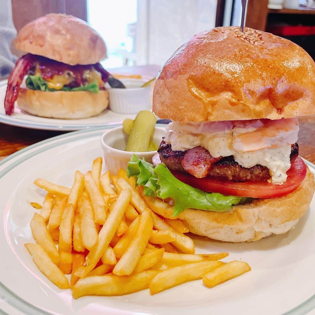 葉月里緒奈さんのインスタグラム写真 - (葉月里緒奈Instagram)「大好きなハンバーガーとこれまた大好きなタルタルシュリンプが同時に食べられるなんて！ この組み合わせは最強だわ。 #ワイルドストック#タルタルシュリンプバーガー #テキサススモーキーベーコンバーガー#コロナで乾杯#rionahazuki」5月6日 7時23分 - riona_hazuki