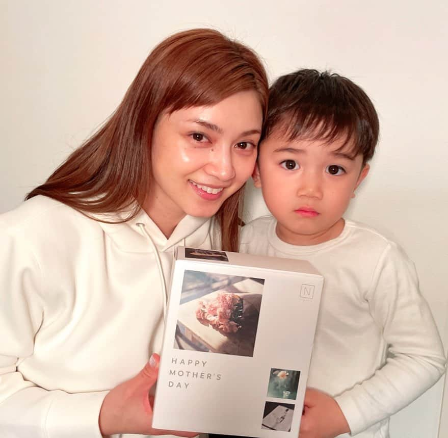 平愛梨さんのインスタグラム写真 - (平愛梨Instagram)「もうすぐ母の日♡  自分も子供を産んで"お母さん"の仲間入りしたけど、やっぱり毎年迎える母の日は"自分"ではなく母に捧げる日頃の感謝の日。  東京に上京して間もない頃、私はホームシックになって母がいないと夜も眠れずよく泣いてた。  母は、何時でもいいからいつでも電話してきなさい!と言ったけど泣きながら電話なんてできなくて母が仕事で誰もいない時間帯に実家の留守電にメッセージを残してた。  時間が経過してメッセージを聞いた母はすぐ連絡してきてくれて「大丈夫なの？」と声を張り上げてるけど私はもう気持ちが切り替わってて😅ハハッ)  どんな時も子供を優先して1番に行動してくれる母。 この姿には毎回有り難くて本当に凄いと思う。  母を見ていると「私はそこまでやれない」なんて思う😅  孫が9人もいる母。 お婆ちゃんになってもずっと頼られてずっと座ってられない女性(ヒト)  だから、そんな母へのプレゼントは私が半年前から使ってる #Nオーガニック の母の日BOXにしようと思います✨  2ステップスキンケアなので忙しい毎日は絶対良い！と確信してます👏 直接郵送ができてとても便利だし、購入者側にもプレゼントがあるのでとてもオススメ✨ 自分も貰えるのが嬉しい(*'▽'*) 限定数量BOXも本当にかわいい😍  母の日プレゼント迷ってる方がいたらぜひオススメです😍  #母の日#母の日ギフト #ママになったわたしより #Norganic #pr #mothersdaygift #mothersday #エヌオーガニック母の日」5月6日 7時39分 - harikiri_tairi