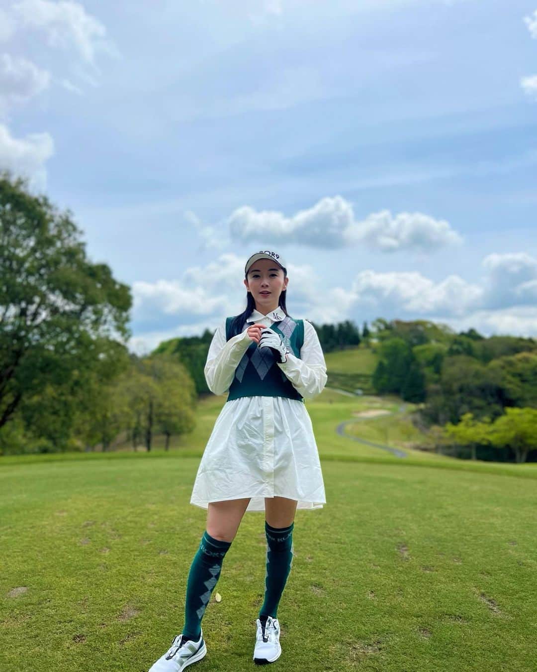 園都さんのインスタグラム写真 - (園都Instagram)「⛳️  花粉も落ち着いてゴルフシーズン到来ということで、  GWは久しぶりのラウンドを満喫しました⛳️  ウェアは、全身 @mirror9golf   この春出会ったかわいいゴルフウェアア 💚  このシャツワンピ、かわいくて 白と黒色違いでGETしました👗  ストレッチ効いてて動きやすくて お気に入り。  お洋服が可愛いと気分いいし ラウンドも楽しいのであーる。  この日はショットも良くて、 最終ホールまでご機嫌でした。笑  #mirror9golf #golf #ゴルフ」5月6日 11時26分 - miyakosono_official
