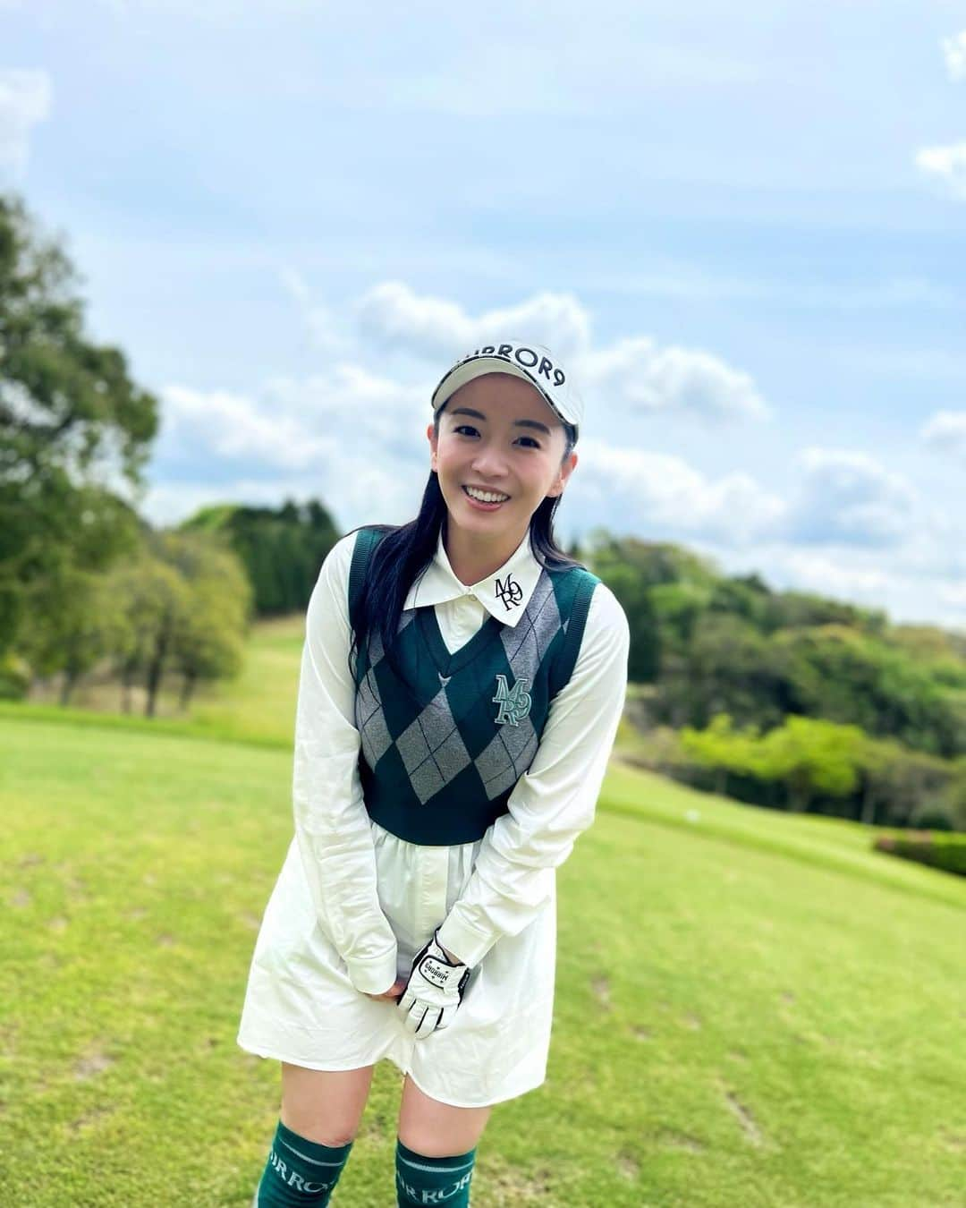 園都さんのインスタグラム写真 - (園都Instagram)「⛳️  花粉も落ち着いてゴルフシーズン到来ということで、  GWは久しぶりのラウンドを満喫しました⛳️  ウェアは、全身 @mirror9golf   この春出会ったかわいいゴルフウェアア 💚  このシャツワンピ、かわいくて 白と黒色違いでGETしました👗  ストレッチ効いてて動きやすくて お気に入り。  お洋服が可愛いと気分いいし ラウンドも楽しいのであーる。  この日はショットも良くて、 最終ホールまでご機嫌でした。笑  #mirror9golf #golf #ゴルフ」5月6日 11時26分 - miyakosono_official