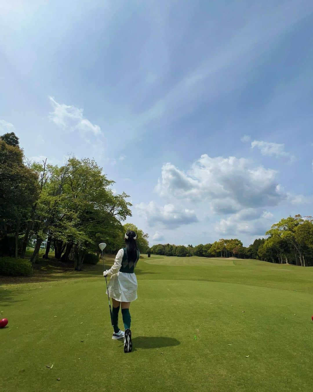 園都さんのインスタグラム写真 - (園都Instagram)「⛳️  花粉も落ち着いてゴルフシーズン到来ということで、  GWは久しぶりのラウンドを満喫しました⛳️  ウェアは、全身 @mirror9golf   この春出会ったかわいいゴルフウェアア 💚  このシャツワンピ、かわいくて 白と黒色違いでGETしました👗  ストレッチ効いてて動きやすくて お気に入り。  お洋服が可愛いと気分いいし ラウンドも楽しいのであーる。  この日はショットも良くて、 最終ホールまでご機嫌でした。笑  #mirror9golf #golf #ゴルフ」5月6日 11時26分 - miyakosono_official