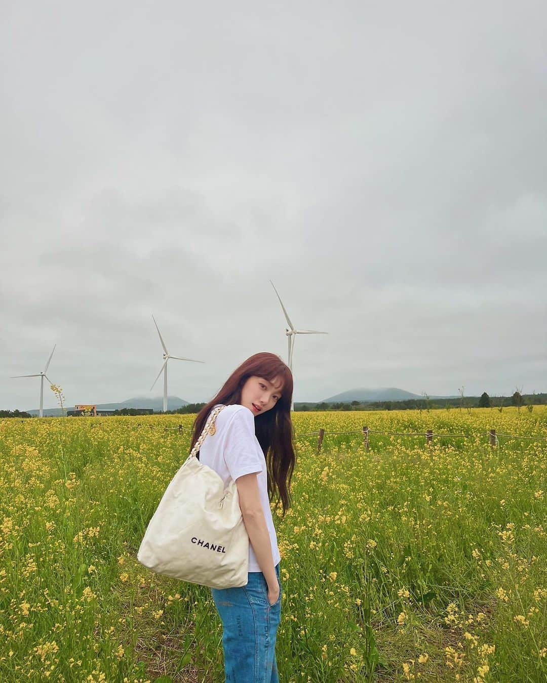 イ・ソンギョンさんのインスタグラム写真 - (イ・ソンギョンInstagram)「이토록 풍성한 꽃밭은 키크고 처음🌿 바람이 따뜻해졌다 느낄 때, 금방 지나갈 봄이 좋은만큼 아쉽다요😘  #CHANEL22」5月6日 13時15分 - heybiblee