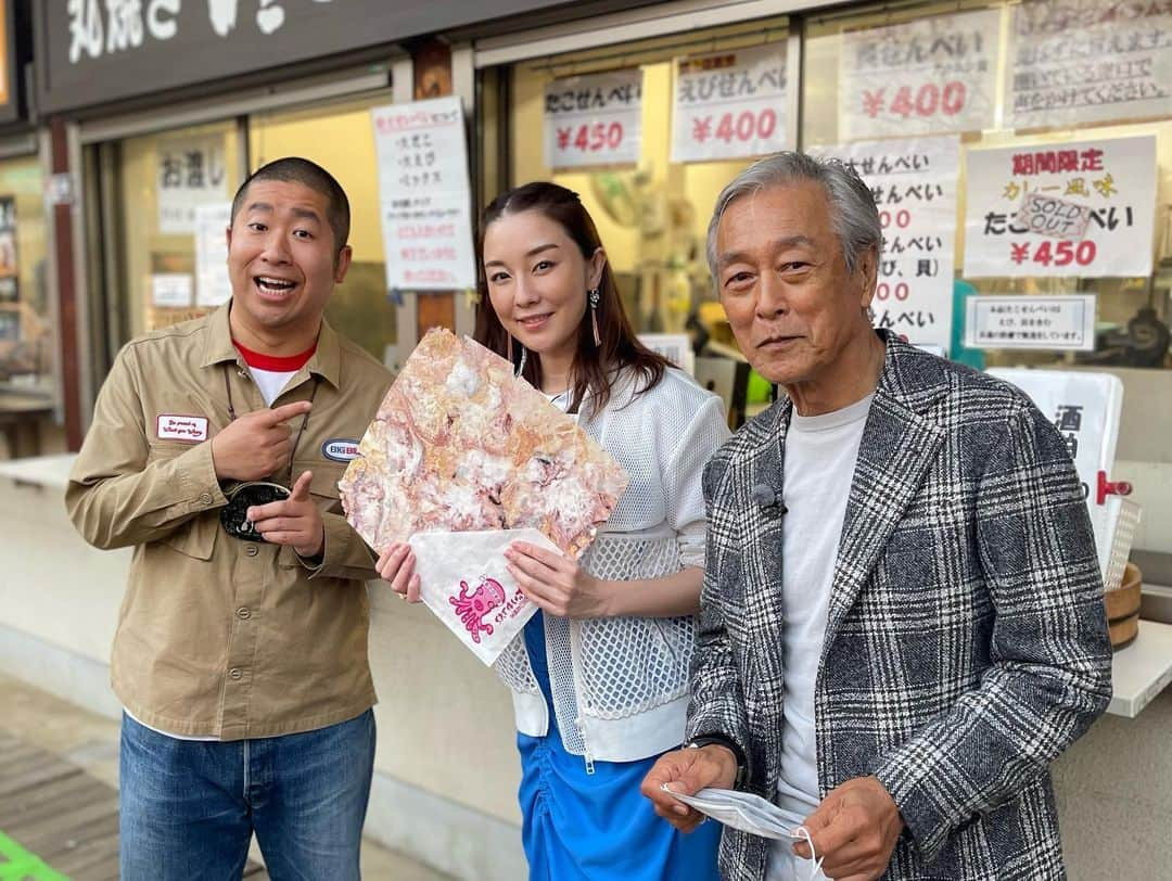 伊藤歩さんのインスタグラム写真 - (伊藤歩Instagram)「★出演情報★   『なりゆき街道旅』 5月8日(日)12:00〜14:00 #フジテレビ  旅人は岩城滉一さんと私 今年2月オープンの謎解きカフェで大苦戦⁉︎ 絶品海鮮丼🐟&名物たこせん🐙灯台から見る絶景夕日 …のはずが、まさかの事態に！  お時間ありましたら是非😉  #なりゆき街道旅  #江ノ島  #ハライチ澤部 さん #岩城滉一 さん #伊藤歩 #謎解きカフェ #japaneseactress #comedian 衣装 by @aula.aulaaila_official」5月6日 14時11分 - ayumi__ito