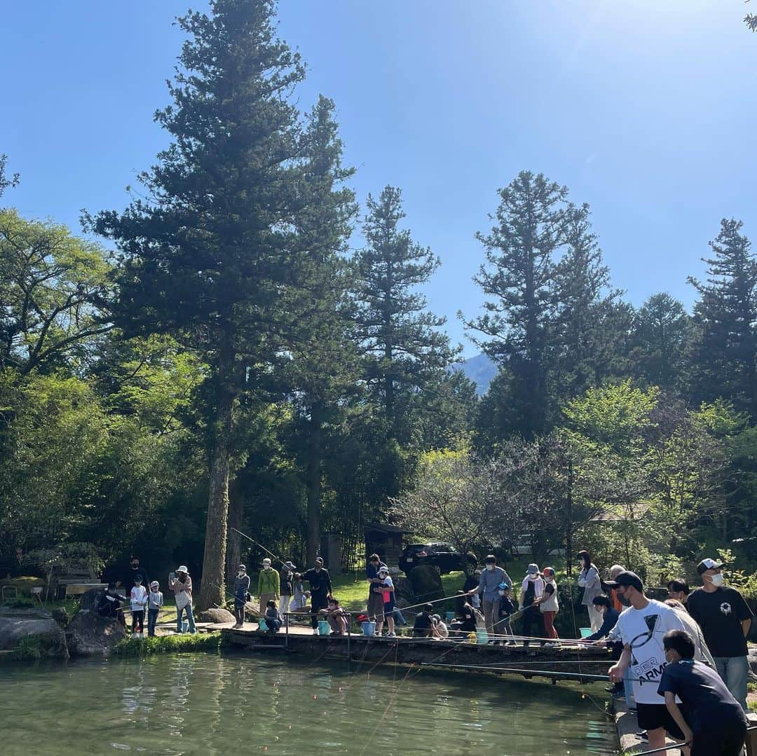 桃尻リカさんのインスタグラム写真 - (桃尻リカInstagram)「地元に帰ってみんなで釣り堀🐟  たくやくんだけ…🙄🙄 楽しすぎて没頭しすぎた🤣 またやりたいなぁ😗🤍  #釣り堀#長野#地元#実家#田舎#ニジマスの塩焼き#ニジマスの唐揚げ#黒川水産」5月6日 14時46分 - __saa__2