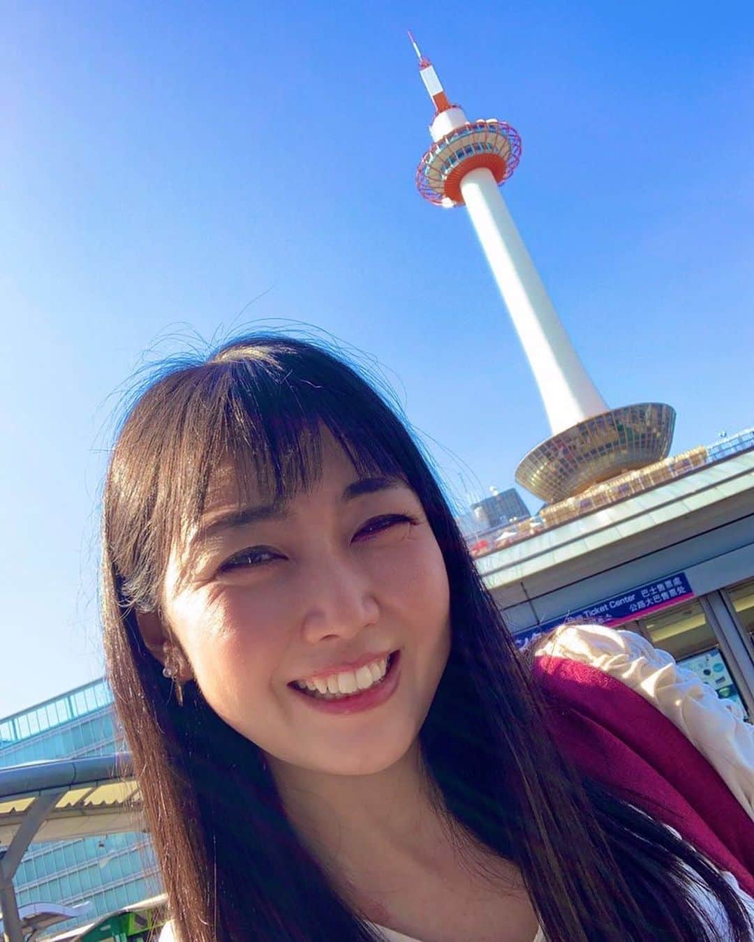 高橋沙織さんのインスタグラム写真 - (高橋沙織Instagram)「にょきっ*\(^o^)/*  青空と京都タワーと私。  #京都タワー #青空 #天気 #にょき #京都大好き #アルミカン高橋」5月6日 16時19分 - arumikan_saorin