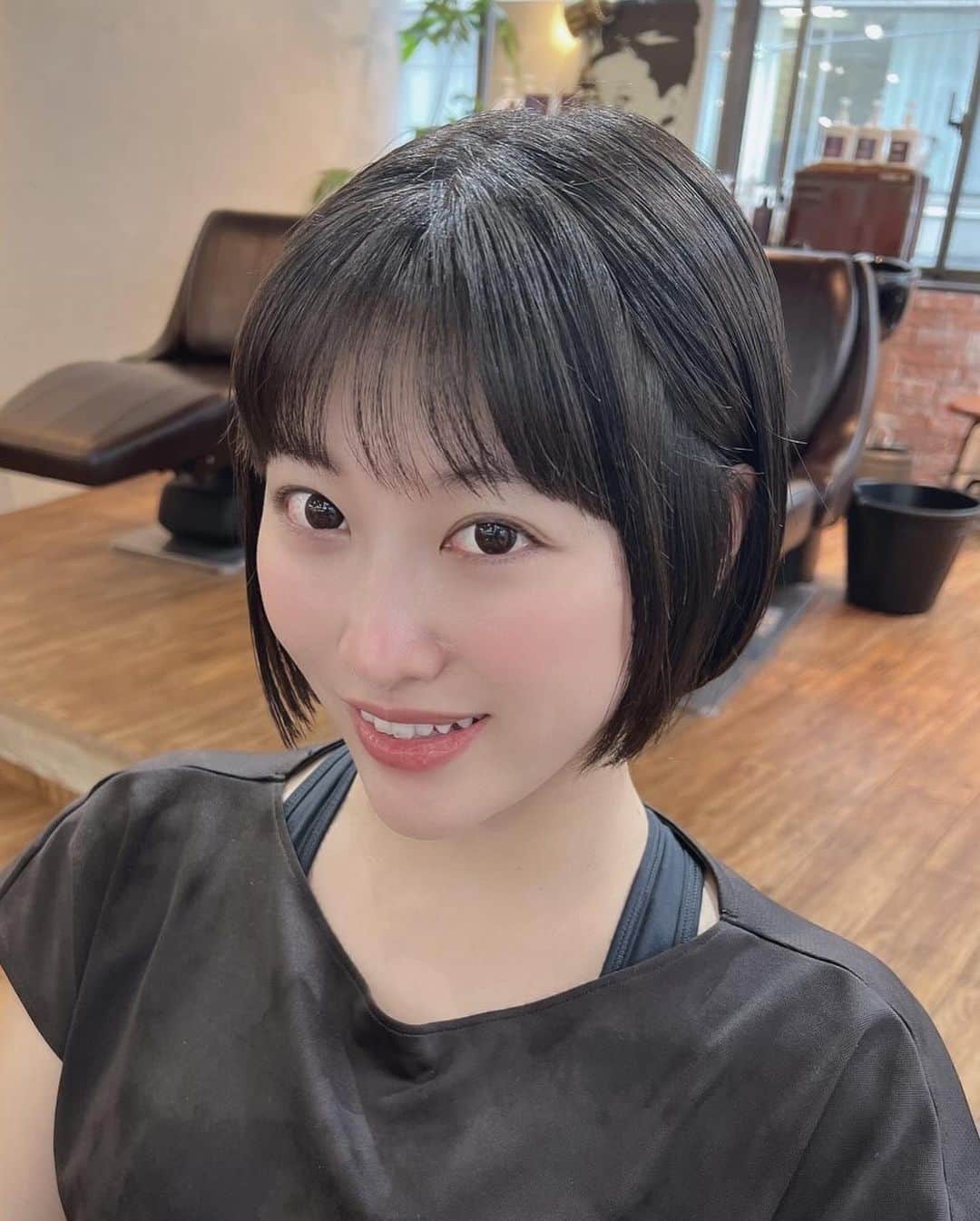 春原未来さんのインスタグラム写真 - (春原未来Instagram)「ショートボブが伸びてきてしまったので😣💦綺麗にしていただきました！ ショートヘア・ボブが大得意っていうワードと,伸びても形が崩れないっていうプロフィールを見て,ERIKAさんにお願いしたよー。 @ear_erika   扱いやすい量と形にしていただき,どうもありがとうございました！  (ジム終わりの格好で失礼🙏💦)  Short Bob's hairstyle has grown, so I had do a maintenance cut✂️ The way back from the gym!  #春原未来 #オフの過ごし方 #ジム帰り #ショートボブ #ミニボブ #恵比寿美容院 #似合わせカット #メンテナンスカット #乾かすだけでキマる髪 #艶髪チャージ #minimo」5月6日 16時24分 - sunohara_miki