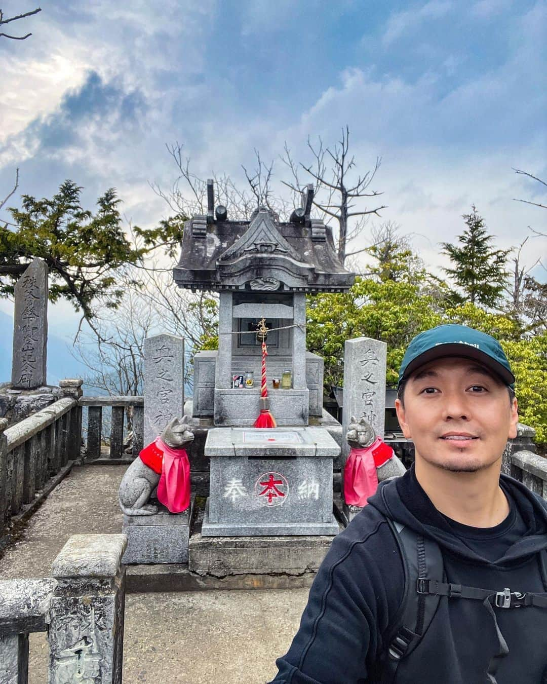 SHOCK EYEさんのインスタグラム写真 - (SHOCK EYEInstagram)「関東最強パワースポットとして名高い三峯神社⛩  何度も訪れている場所だけど、相変わらず素晴らしい。 ちょうど参道に鮮やかな花が咲いていてとても綺麗でさ、思わずパチリ📸✨ そしてそして、 今回ははじめて奥宮に行ったんだけど、 片道１時間半ほどの登山でたどり着ける奥宮は、静けさに包まれていたよ。  神社好きなら是非訪れてもらいたい場所＾＾  そしてもちろん本殿にも。  全国的にも珍しい三ツ鳥居をくぐると、  境内には、 立派な御神木の数々。 そして、鮮やかな装飾の社殿。  2012年の辰年に突如龍の浮き出た石畳🐲も忘れずに拝ませていただいて、、  大満足＾＾  三峯神社は、とにかく見所満載！ 是非、一度訪れて見てね♪  #三峯神社 #パワースポット #神社 #奥秩父 #関東最強 #japantravel #japantrip #beautifuldestinations #discoverjapan #discoverearth #voyaged #awesome_photographers #IamATraveler #wonderful_places #japanphoto #japanphotography #japan_of_insta #livingonearth #theglobewanderer」5月6日 16時39分 - shockeye_official